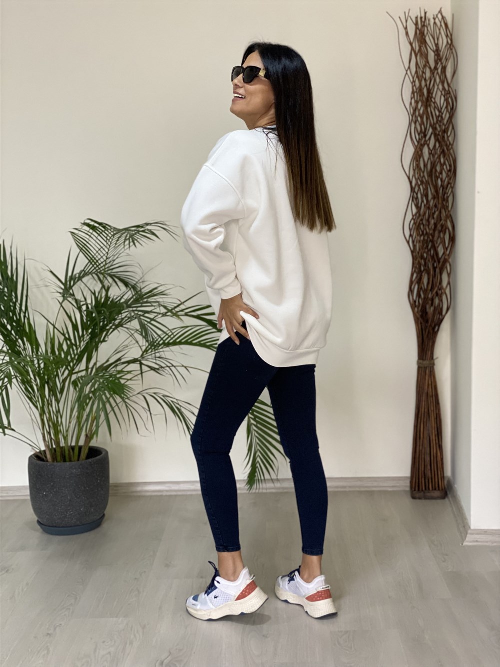 Beyaz Yazı Baskılı Bisiklet Yaka Basic Kadın Sweatshirt