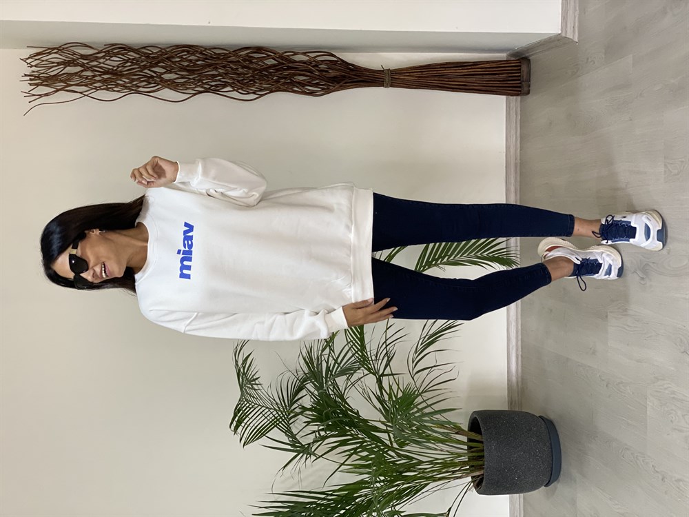 Beyaz Yazı Baskılı Bisiklet Yaka Basic Kadın Sweatshirt