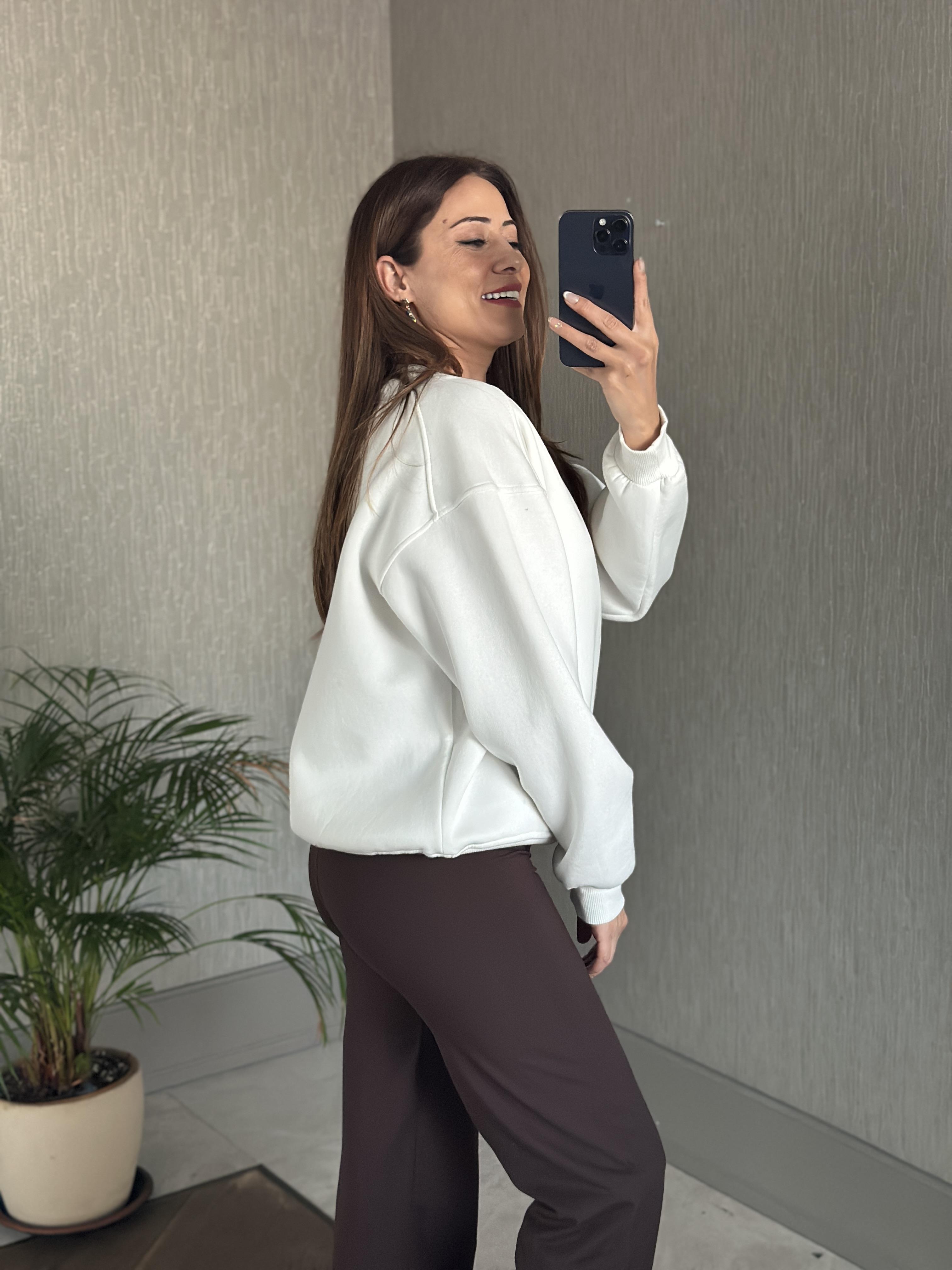 Beyaz Omzu Dikiş Detaylı Bisiklet Yaka Şardonlu Kadın Sweatshirt