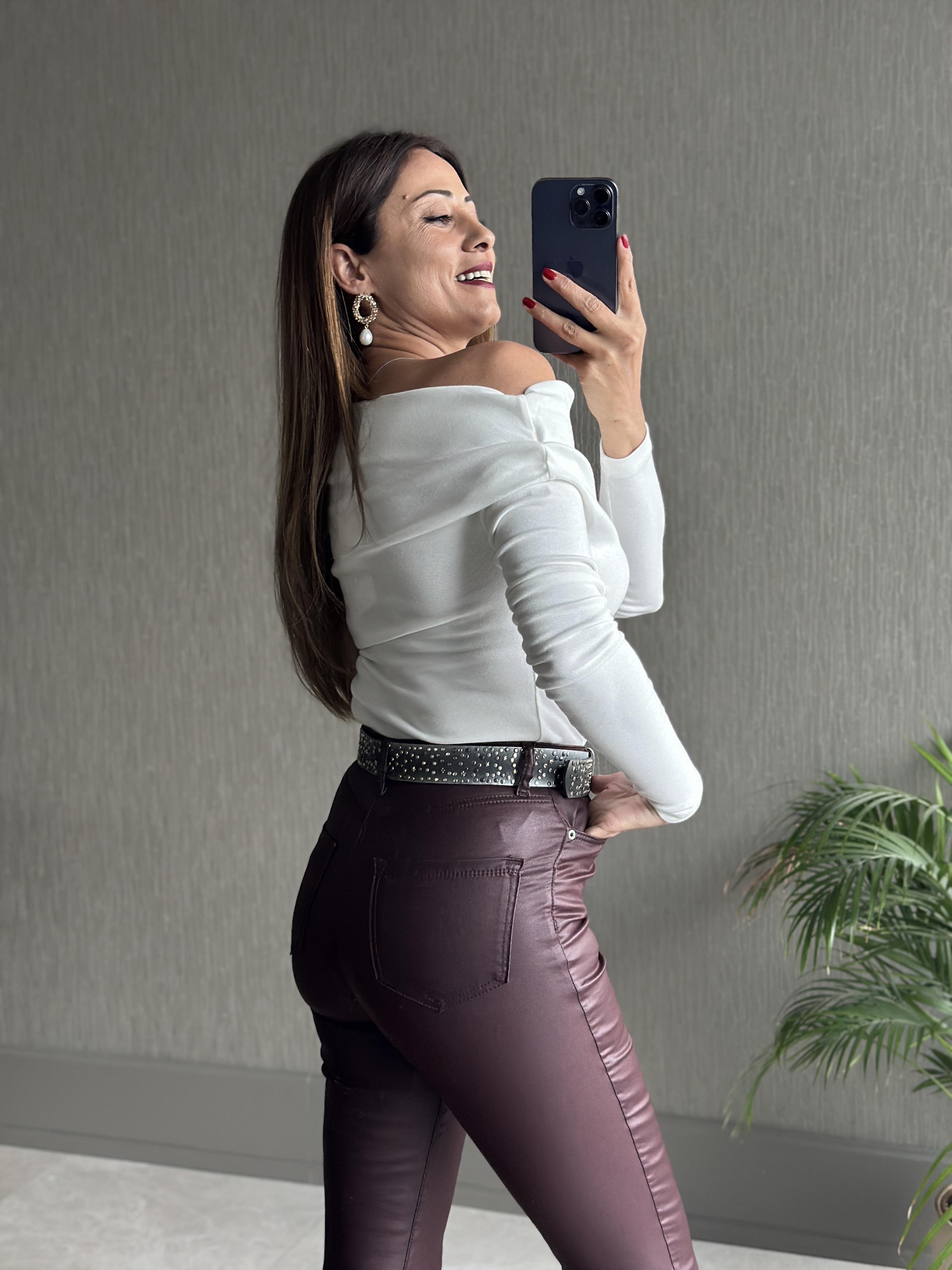 Beyaz Omzu Pileli  Madonna Yaka Uzun Kol Kadın Body