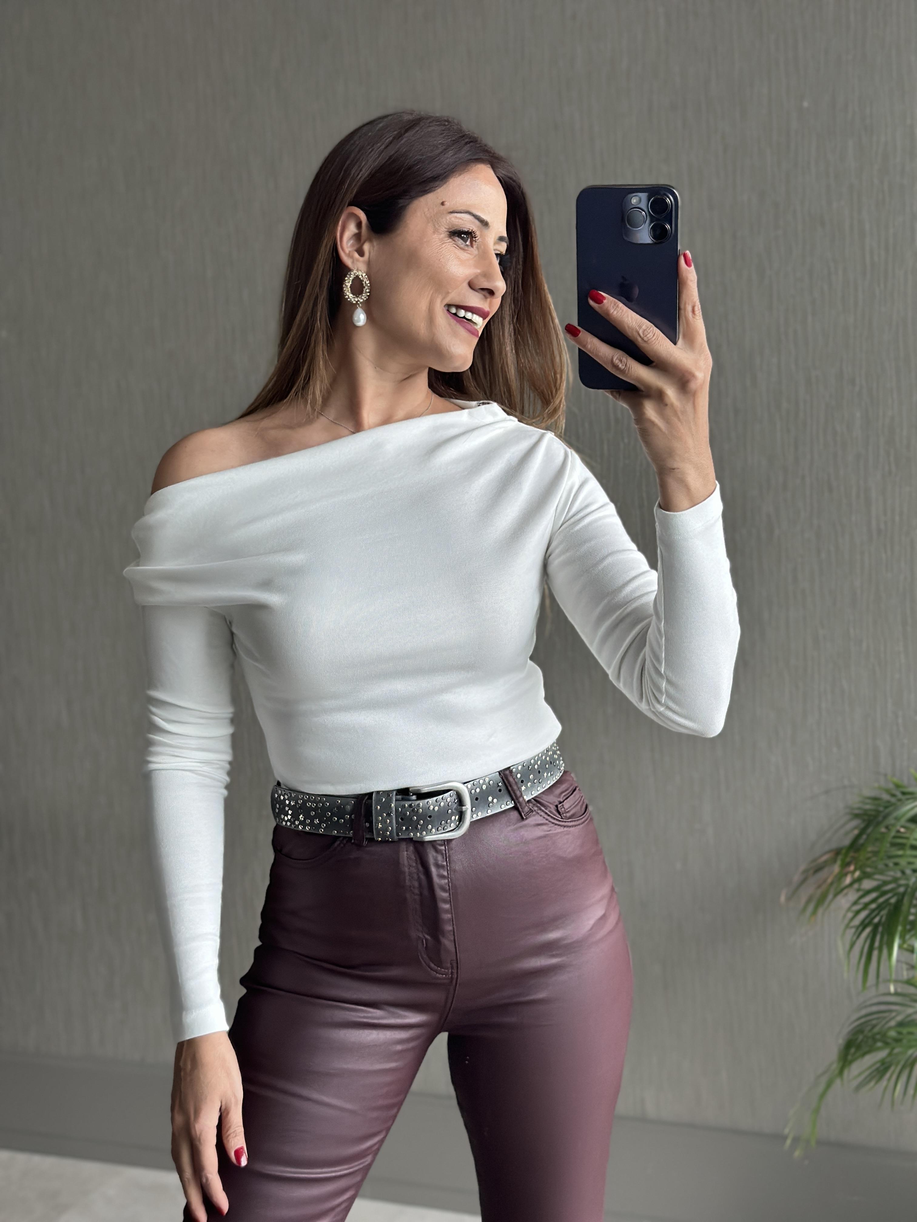 Beyaz Omzu Pileli  Madonna Yaka Uzun Kol Kadın Body