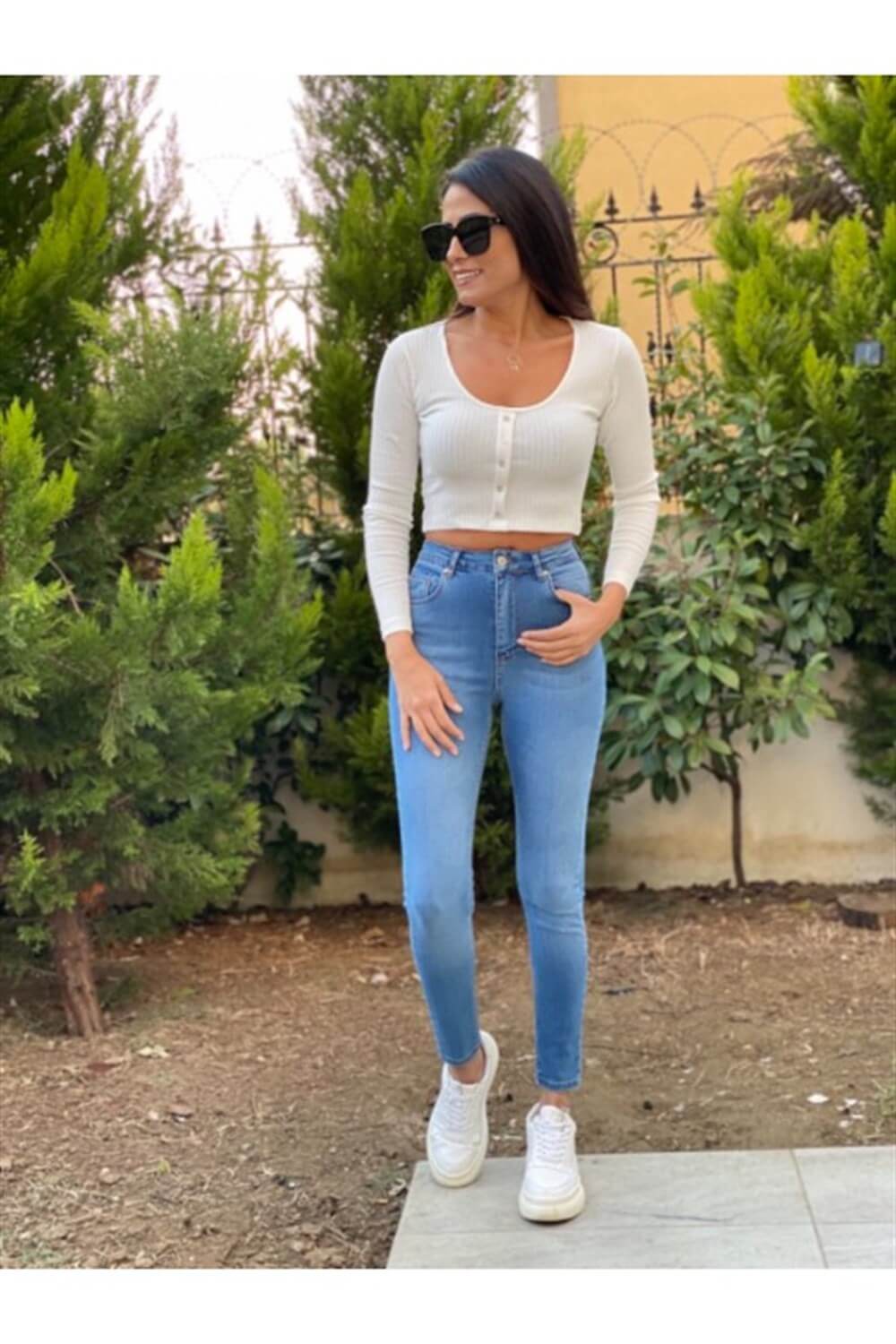 Beyaz Uzun Kol Önü Düğmeli Crop