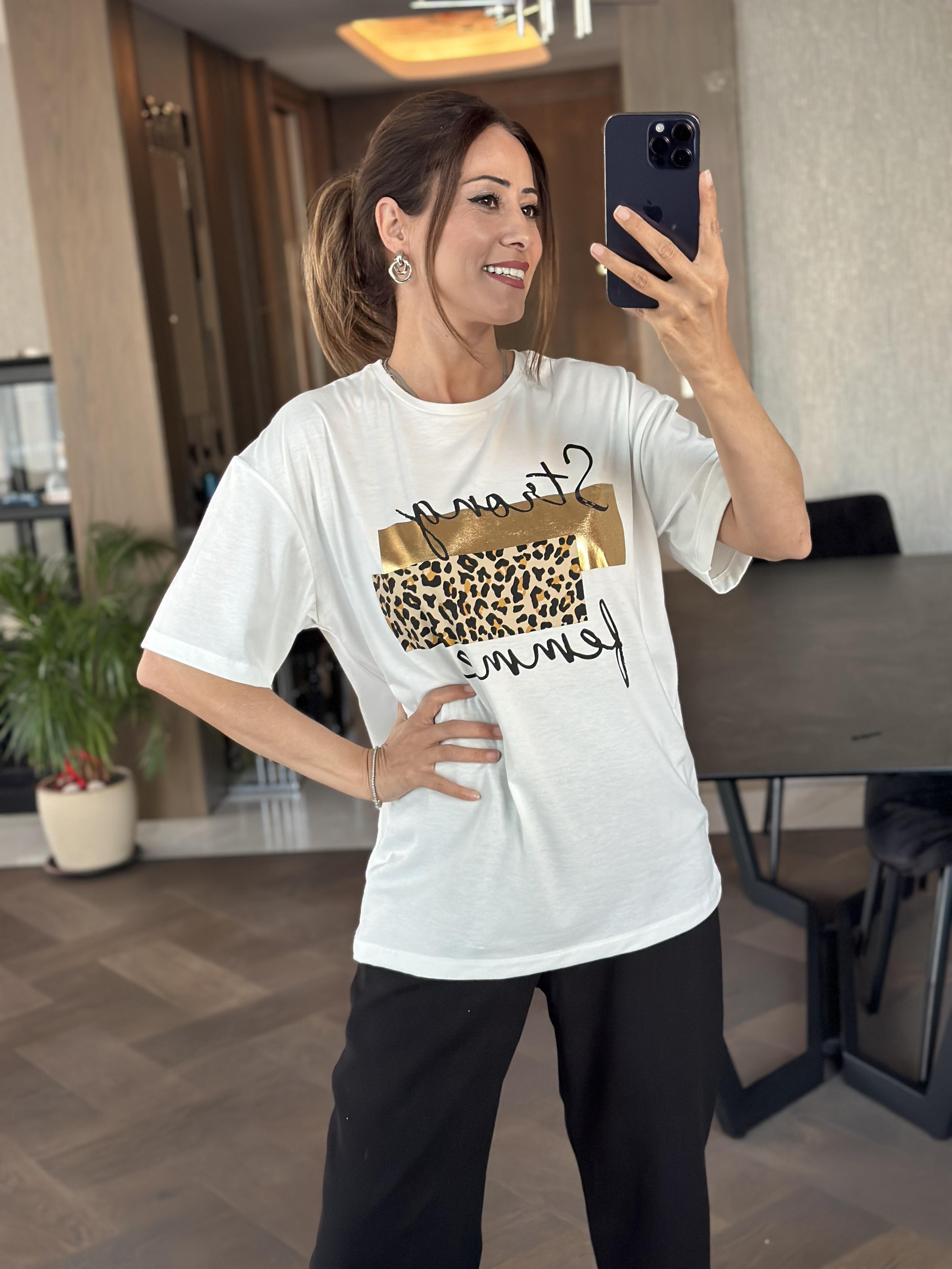 Beyaz Önü Leopar Baskılı Bisiklet Yaka Kadın T-Shirt