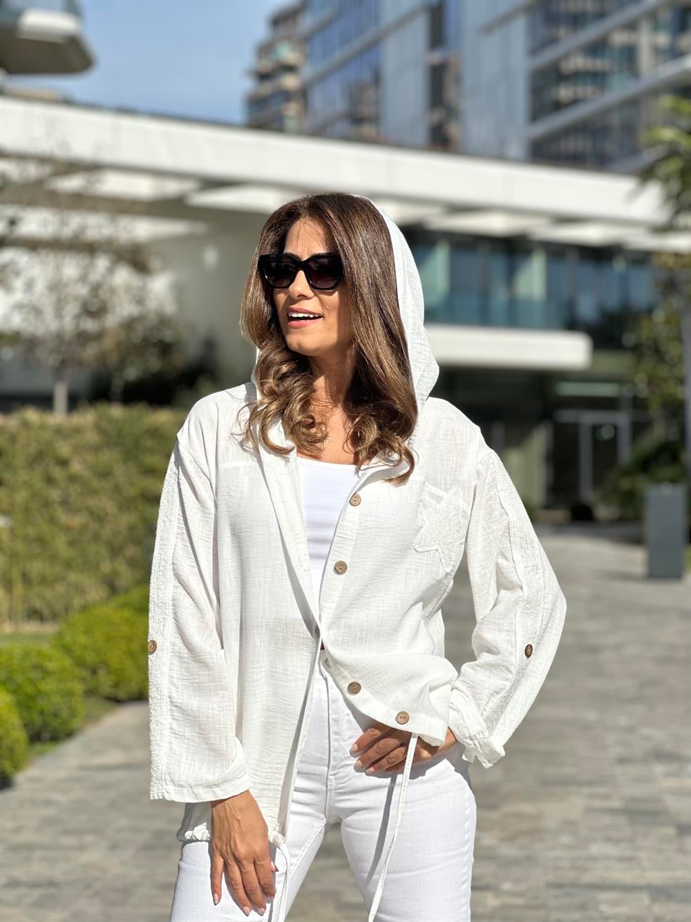 Beyaz Önü Yıldız İşlemeli Kapüşonlu Keten Aerobin Kadın Ceket