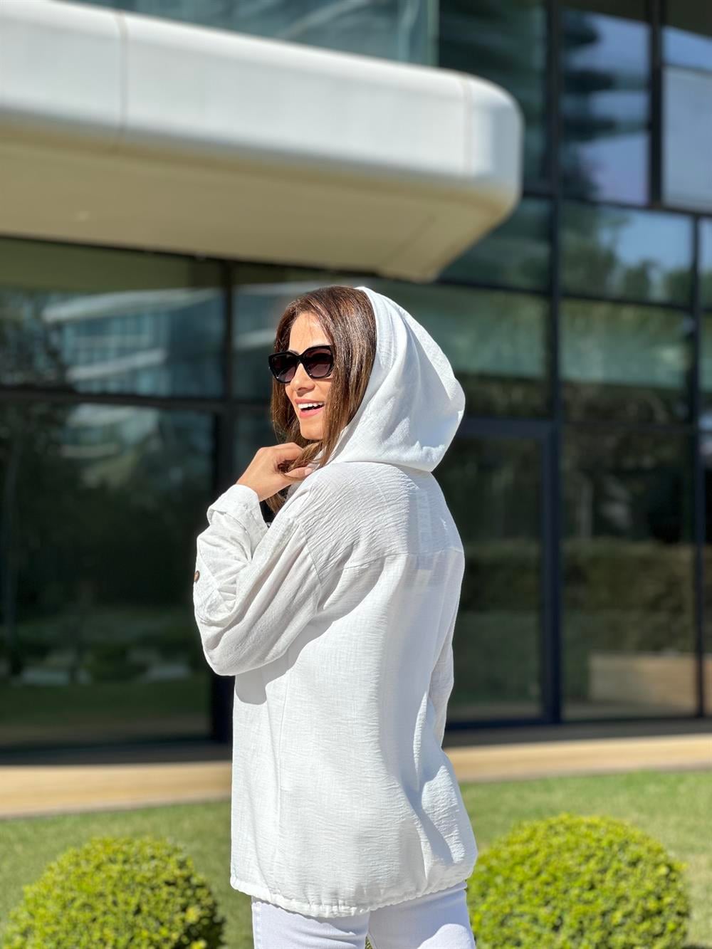 Beyaz Önü Yıldız İşlemeli Kapüşonlu Keten Aerobin Kadın Ceket