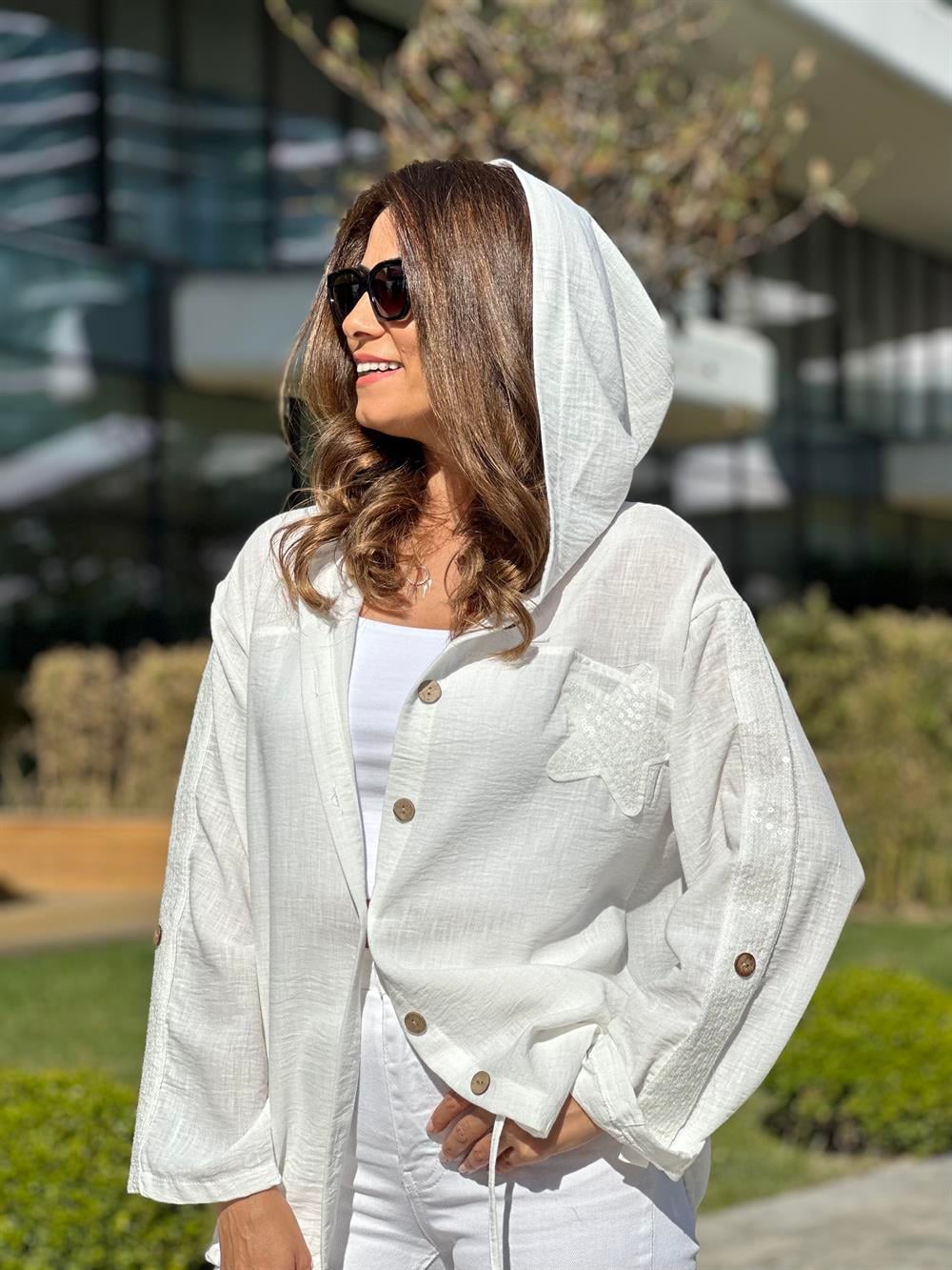 Beyaz Önü Yıldız İşlemeli Kapüşonlu Keten Aerobin Kadın Ceket