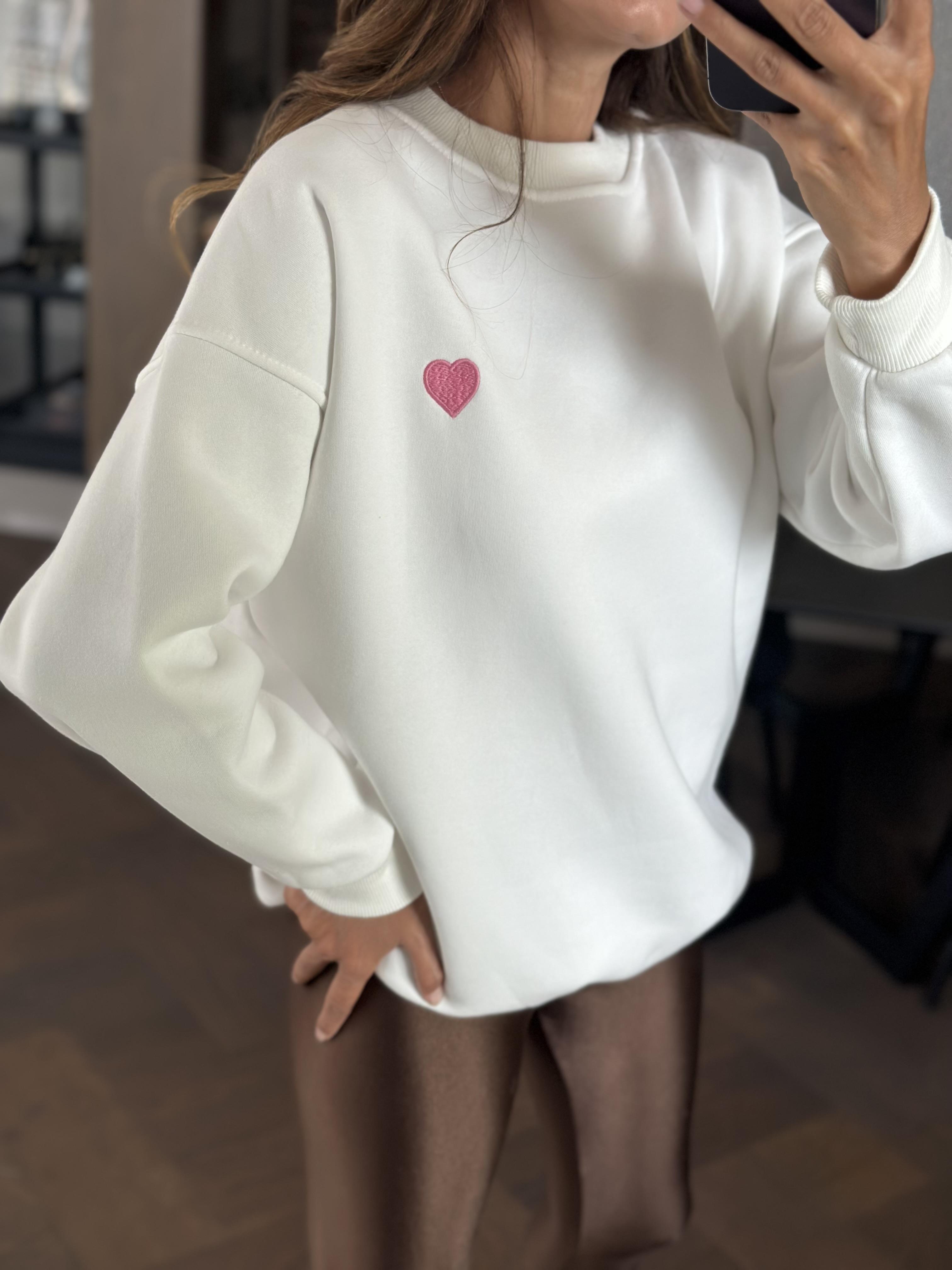 Beyaz Kalp İşlemeli Bisiklet Yaka Oversize Kadın Sweatshirt