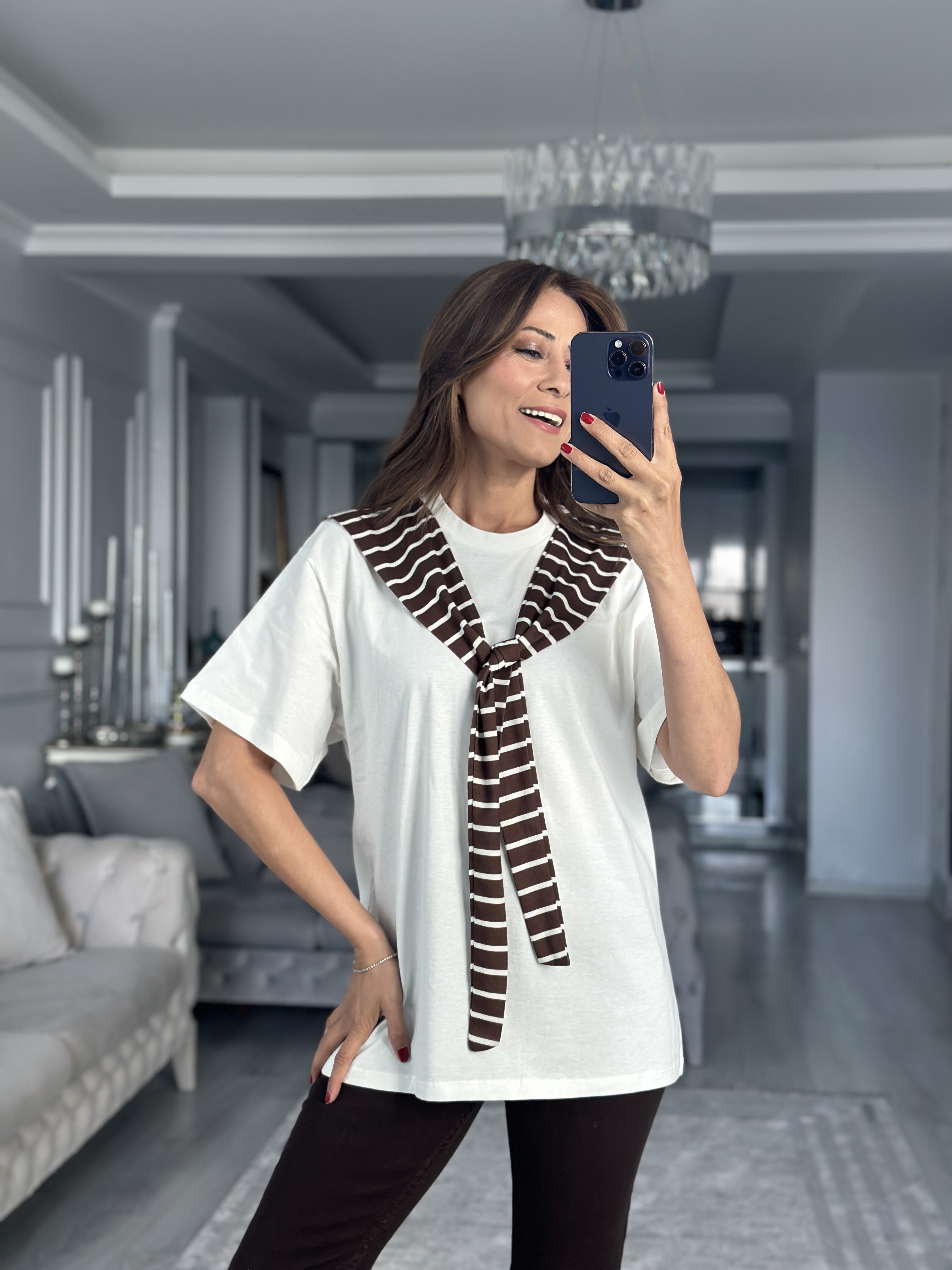 Beyaz Şal Detaylı Kahve Çizgili Kadın T-Shirt