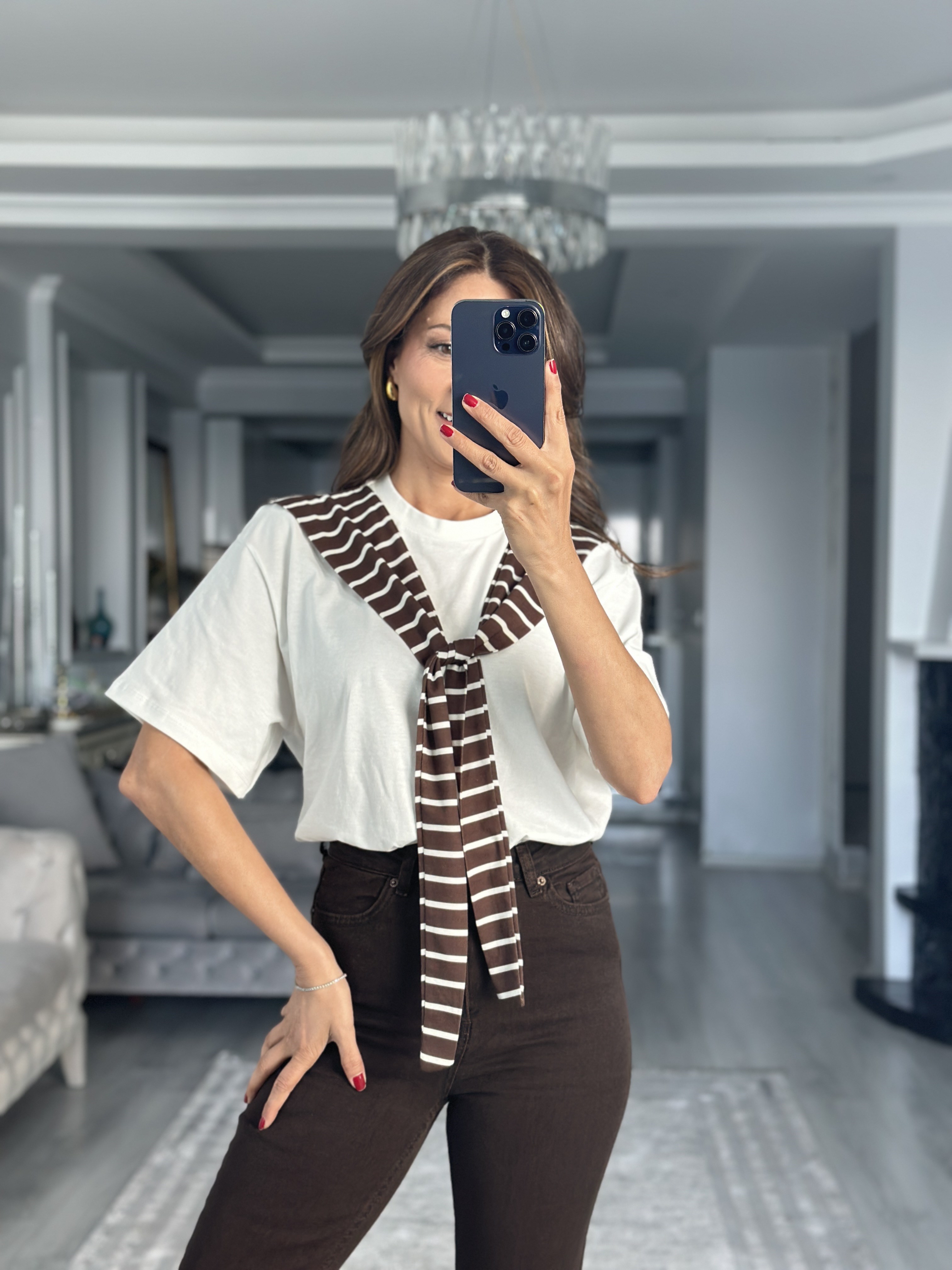 Beyaz Şal Detaylı Kahve Çizgili Kadın T-Shirt