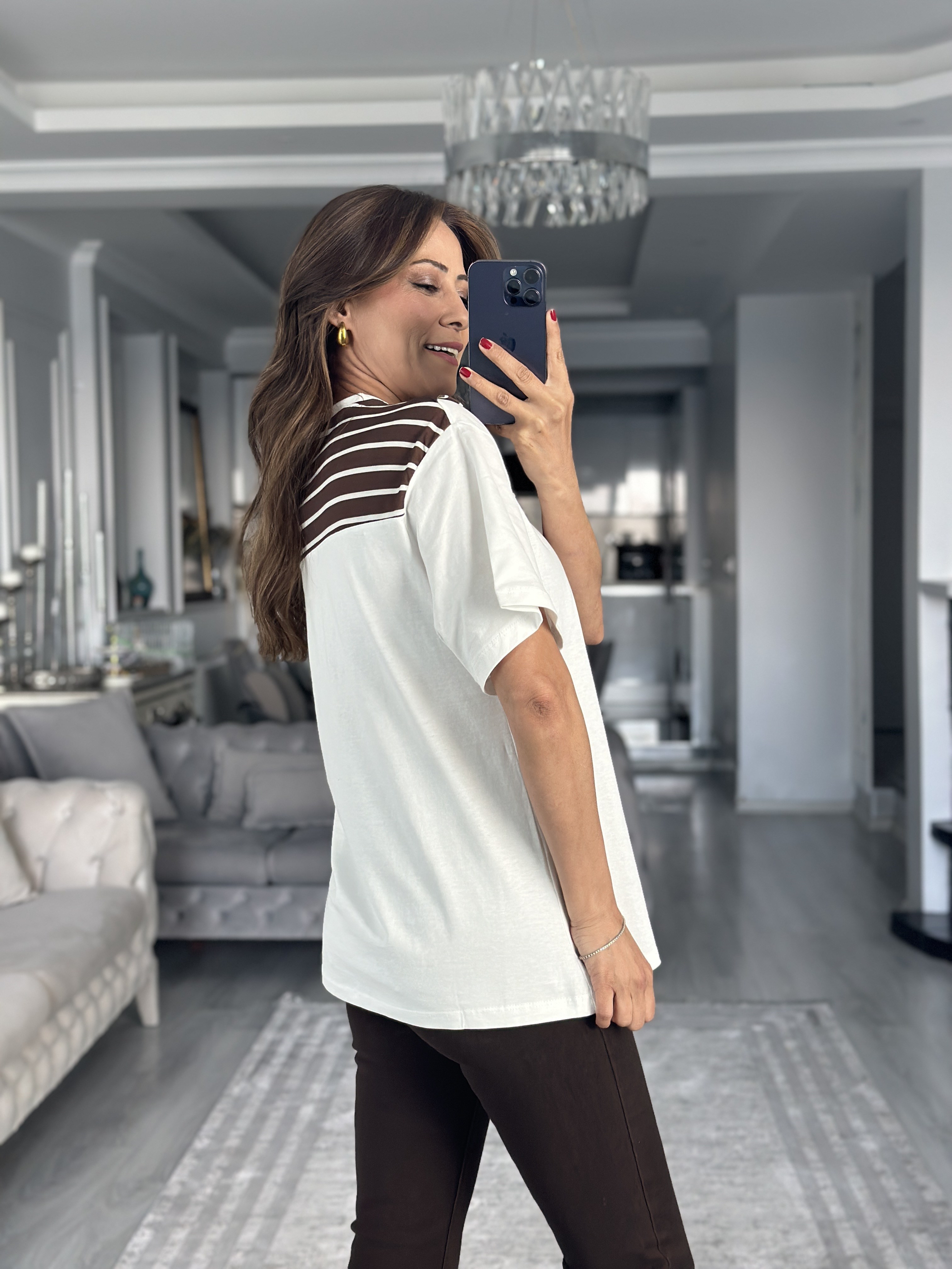 Beyaz Şal Detaylı Kahve Çizgili Kadın T-Shirt