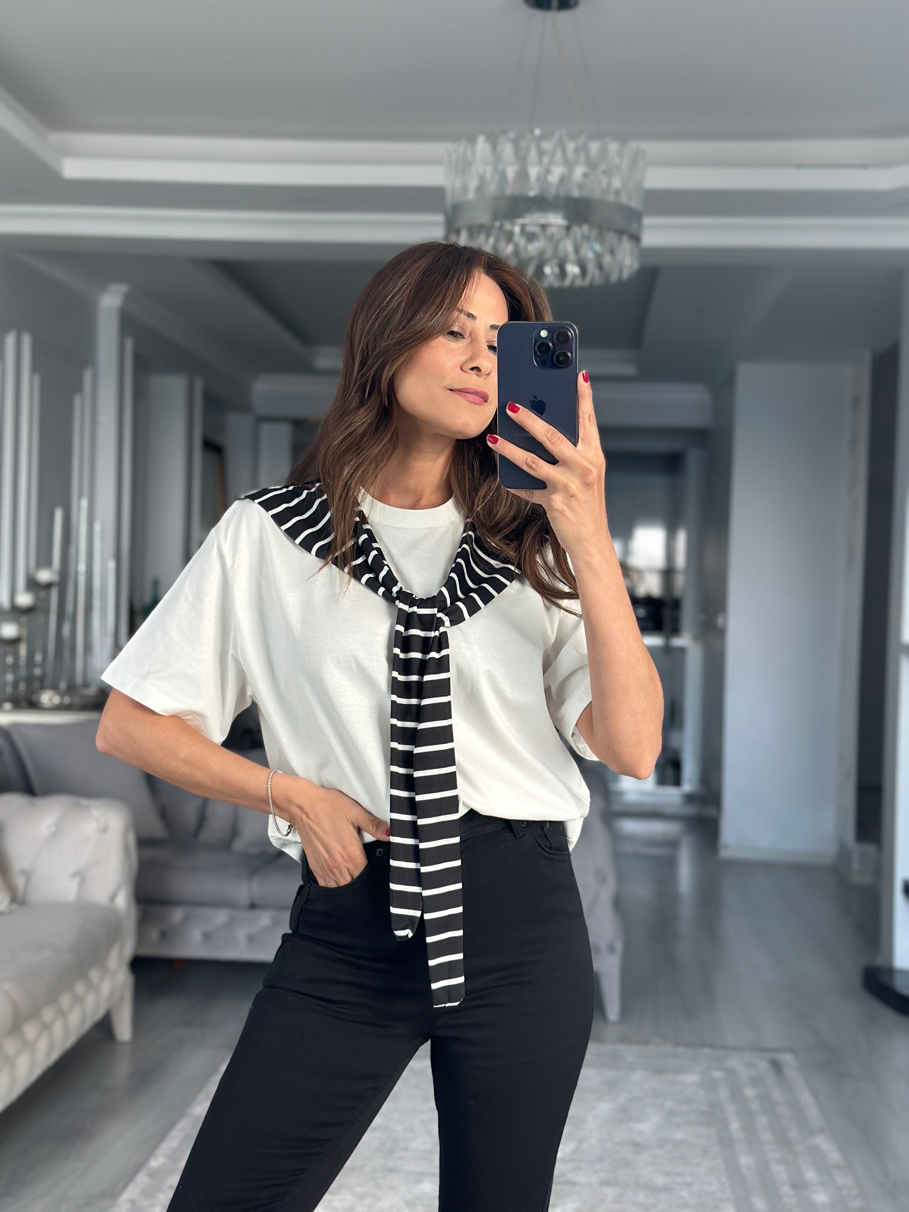 Beyaz Şal Detaylı Siyah Çizgili Kadın T-Shirt
