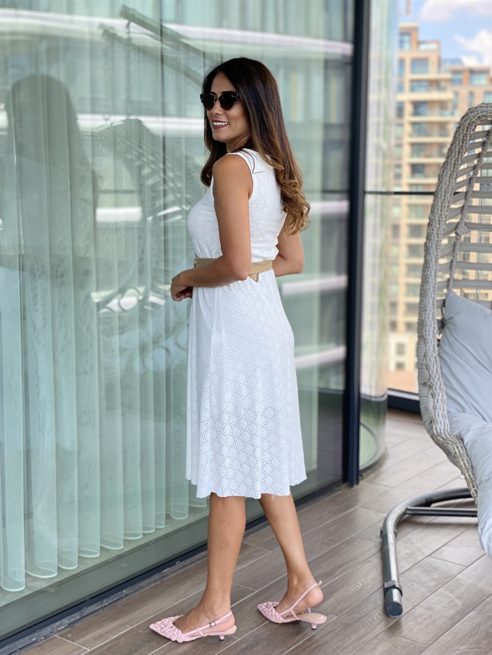 Beyaz Sıfır Kol Bisiklet Yaka Hasır Kemerli Brode Kadın Elbise