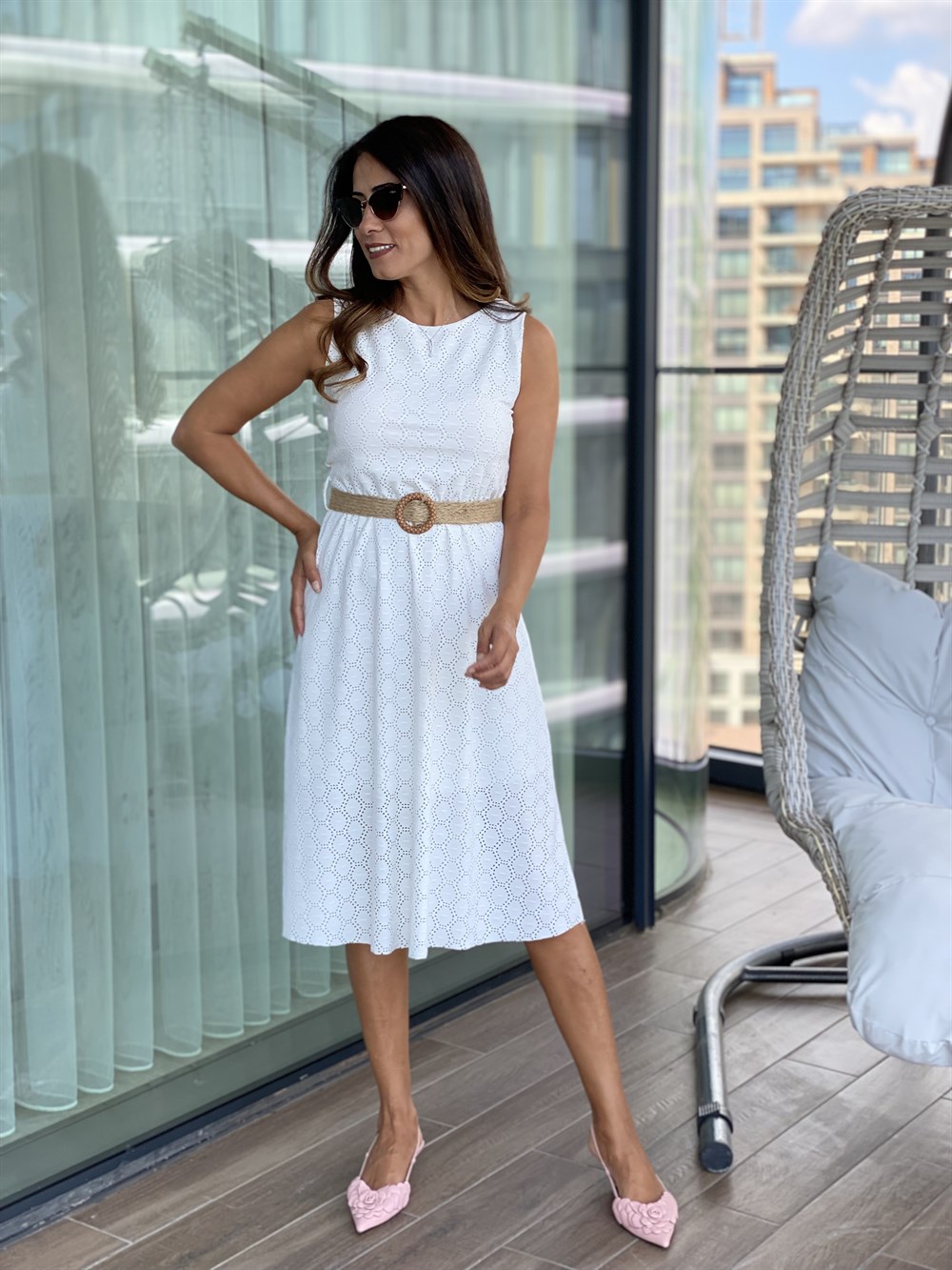 Beyaz Sıfır Kol Bisiklet Yaka Hasır Kemerli Brode Kadın Elbise