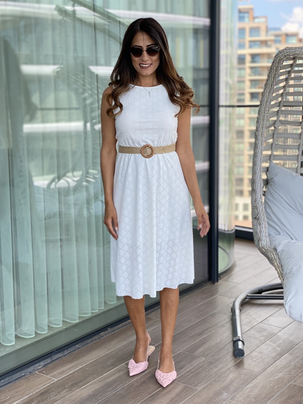 Beyaz Sıfır Kol Bisiklet Yaka Hasır Kemerli Brode Kadın Elbise