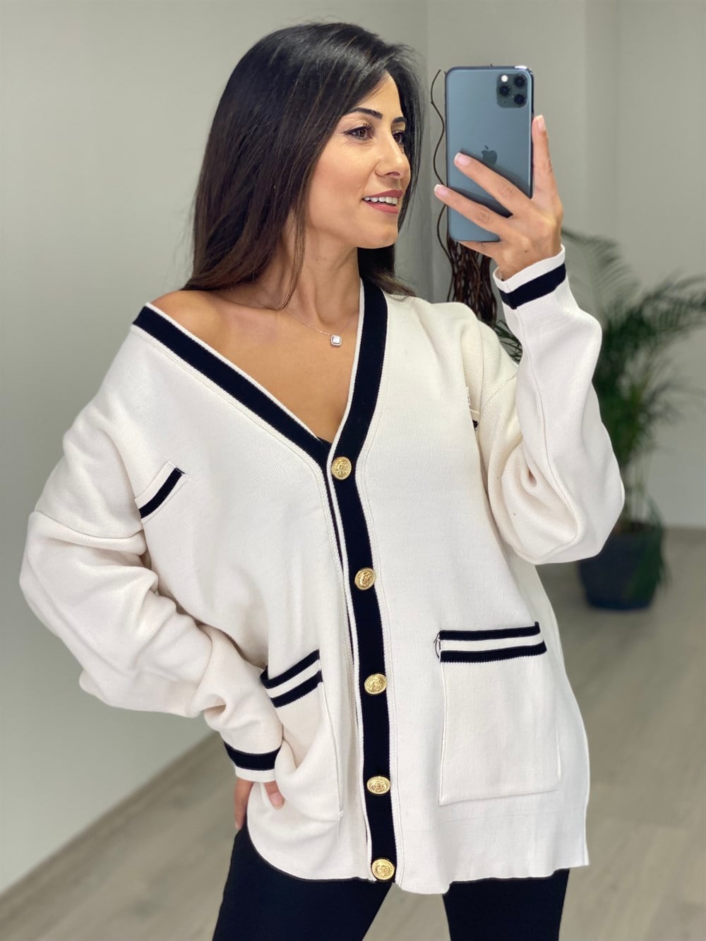 Beyaz Siyah Şeritli Önü Düğmeli Cepli Triko Kadın Hırka