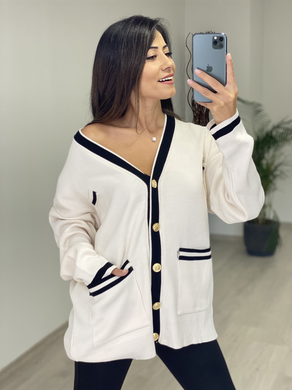 Beyaz Siyah Şeritli Önü Düğmeli Cepli Triko Kadın Hırka