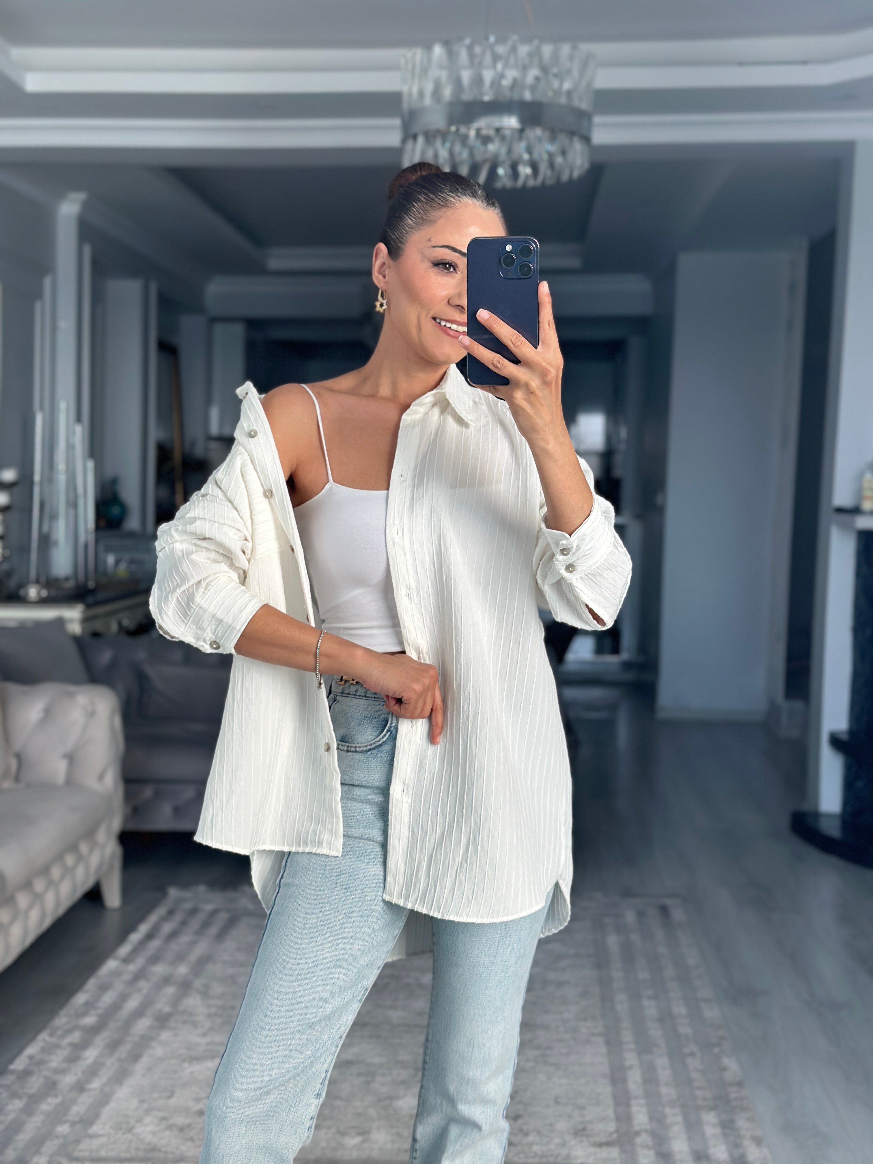 Beyaz Tek Cepli Çizgi Detay Oversize Kadın Gömlek