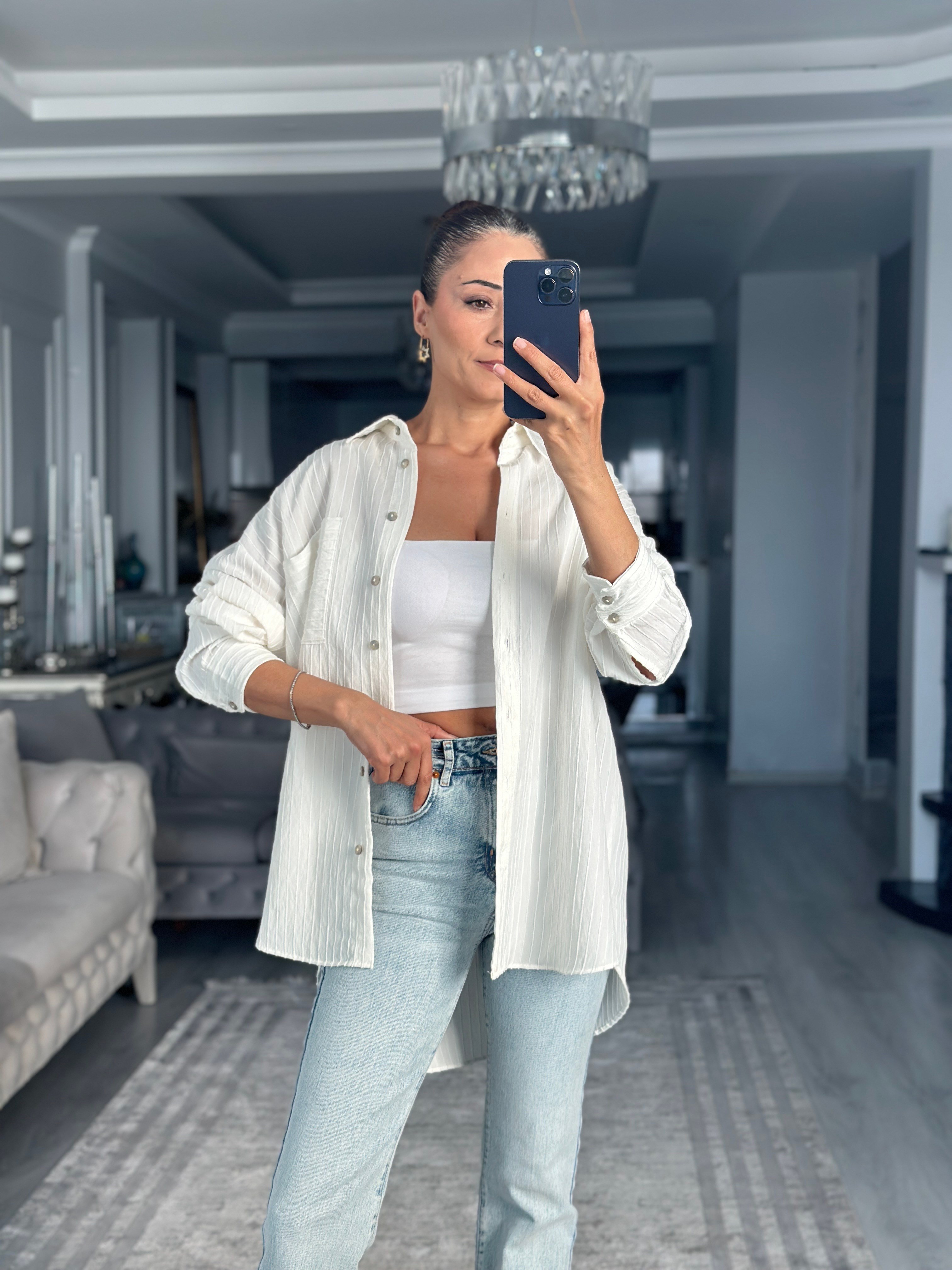 Beyaz Tek Cepli Çizgi Detay Oversize Kadın Gömlek
