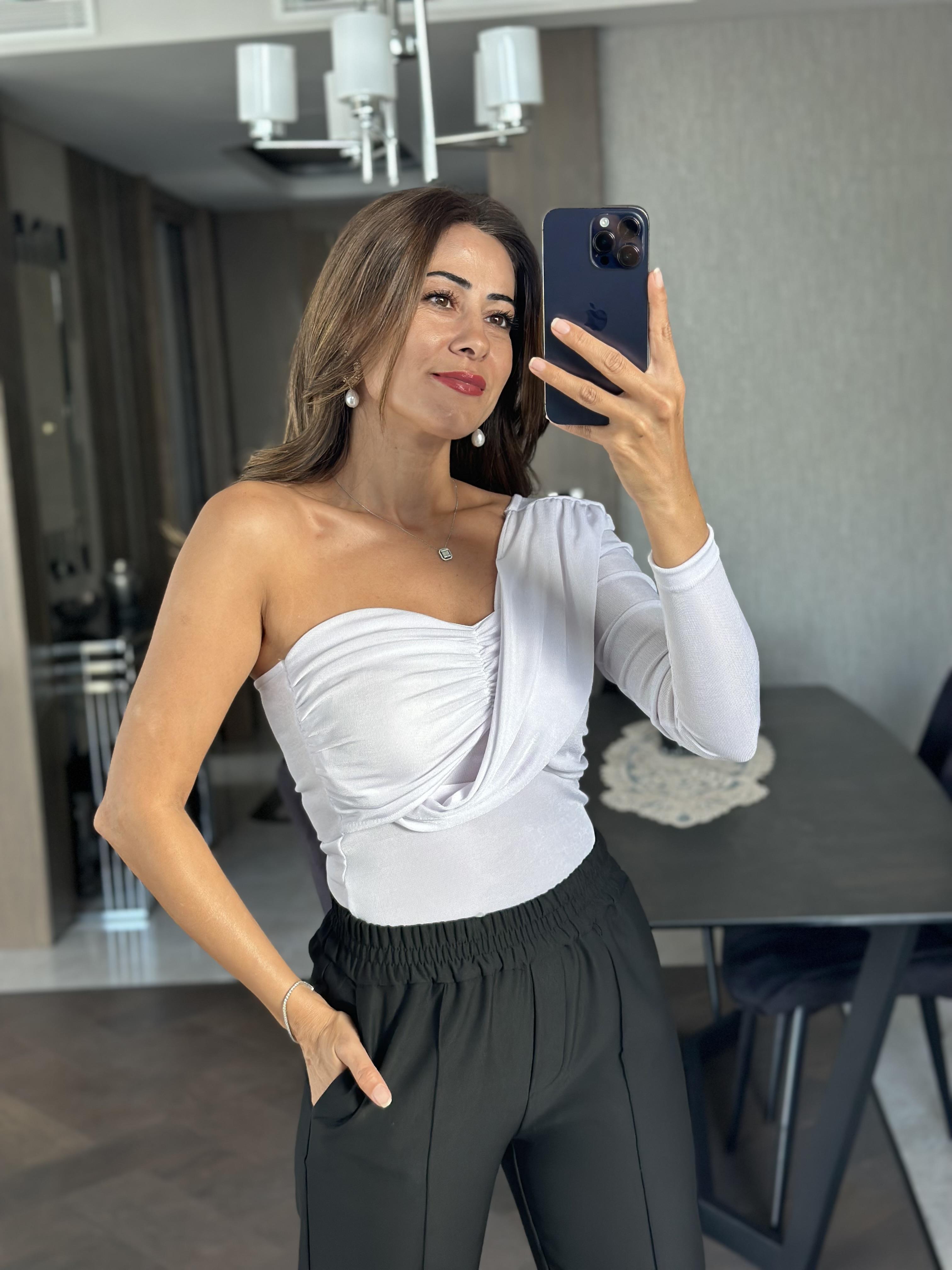 Beyaz Tek Kol Önü Drape Detaylı Buzzy Kadın Bluz