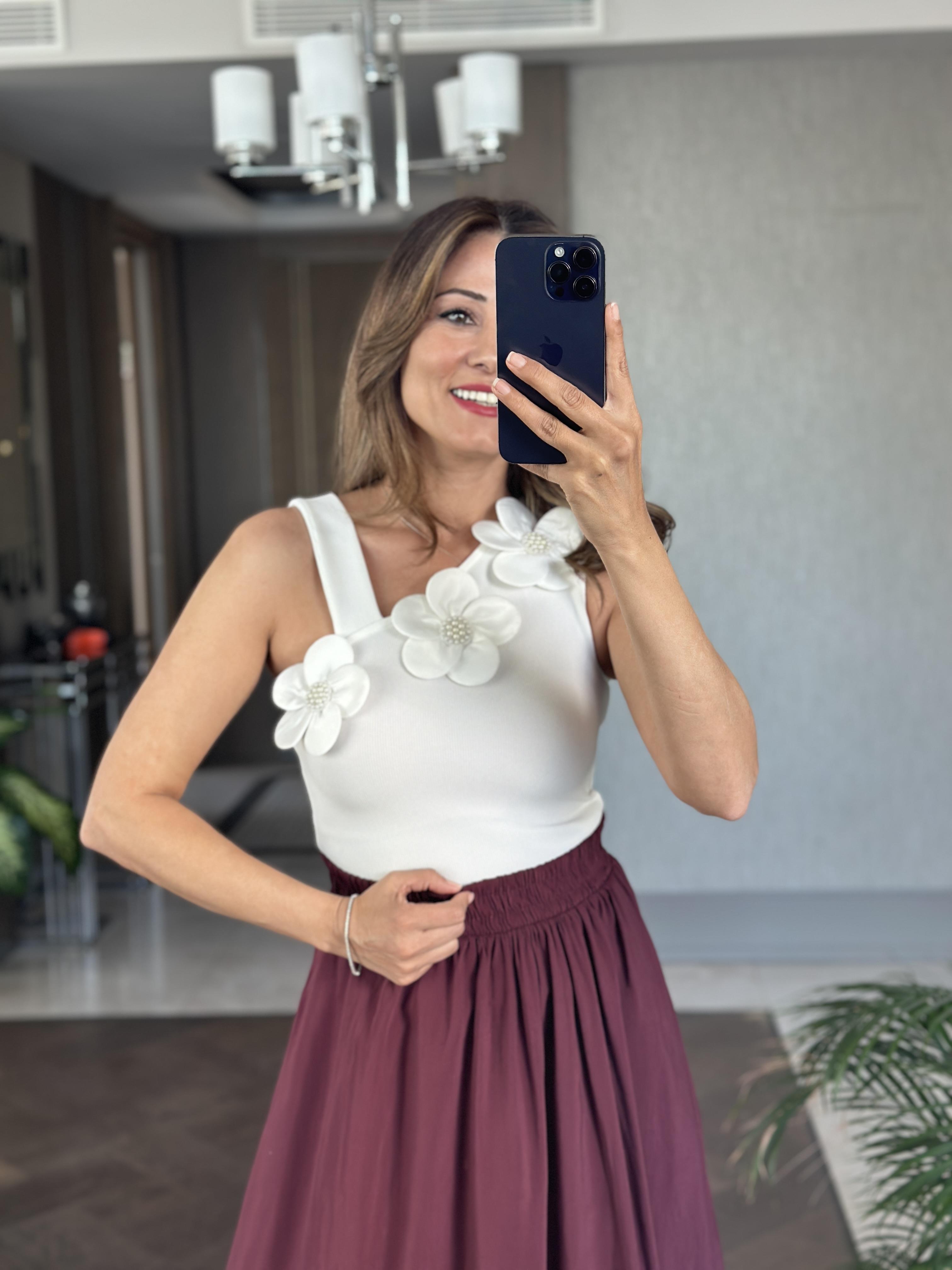 Beyaz Tek Omzu Kalın Askılı Papatya Detaylı Kadın Bluz