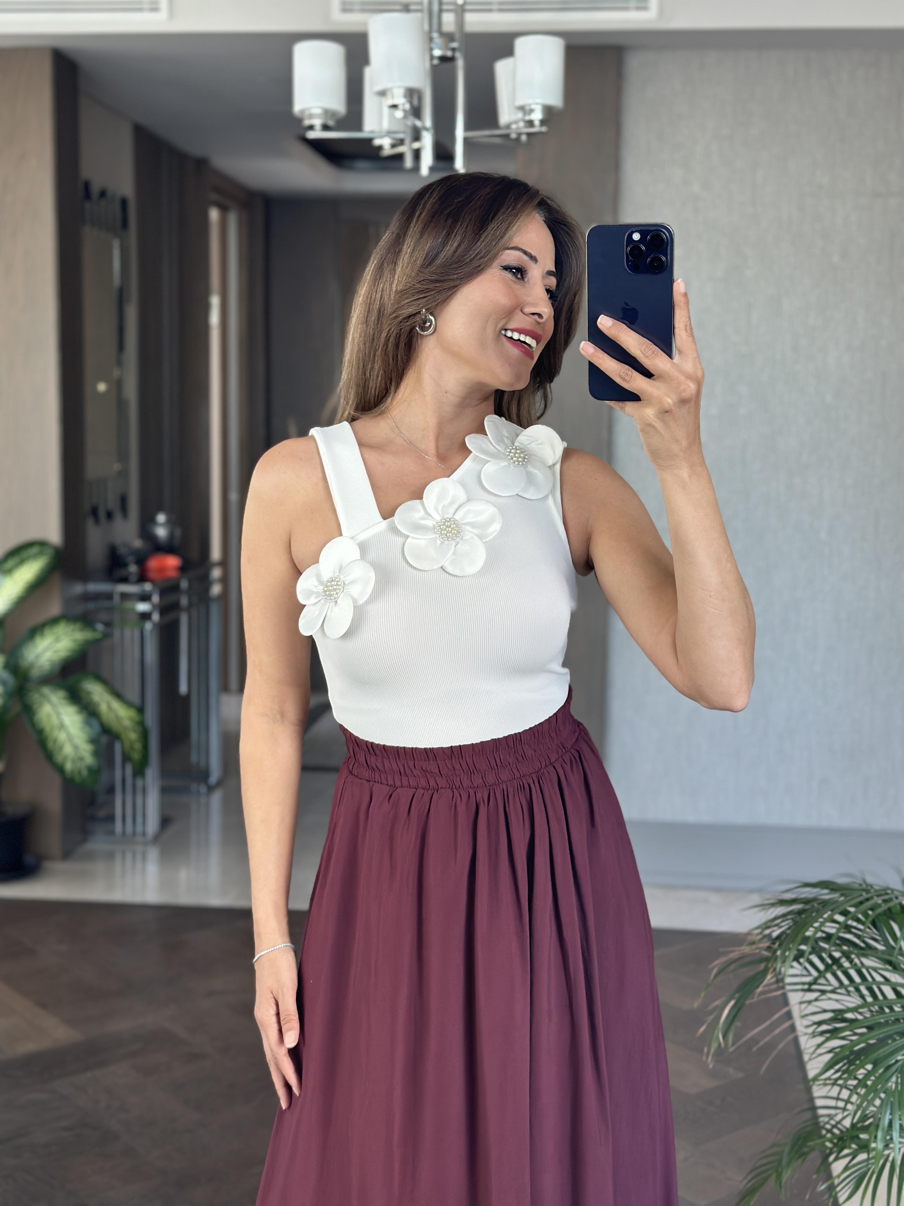 Beyaz Tek Omzu Kalın Askılı Papatya Detaylı Kadın Bluz