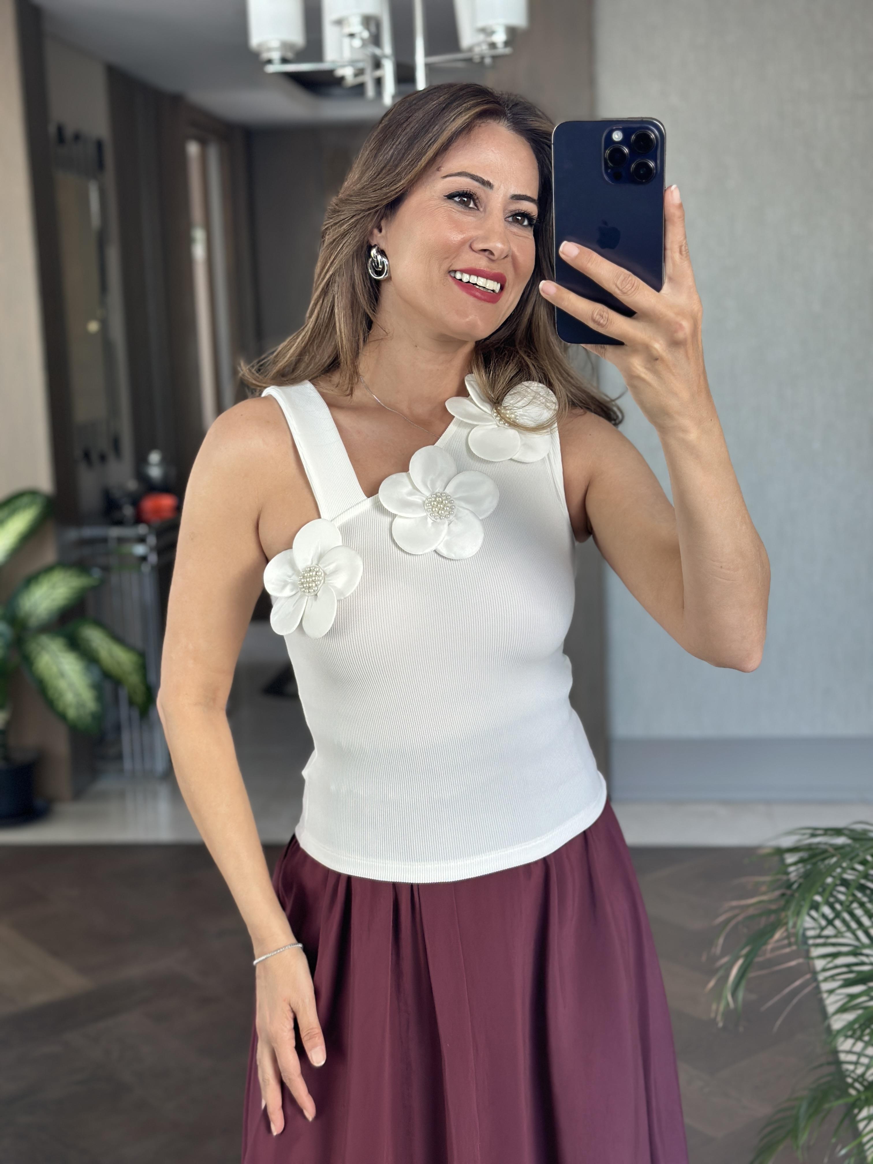 Beyaz Tek Omzu Kalın Askılı Papatya Detaylı Kadın Bluz