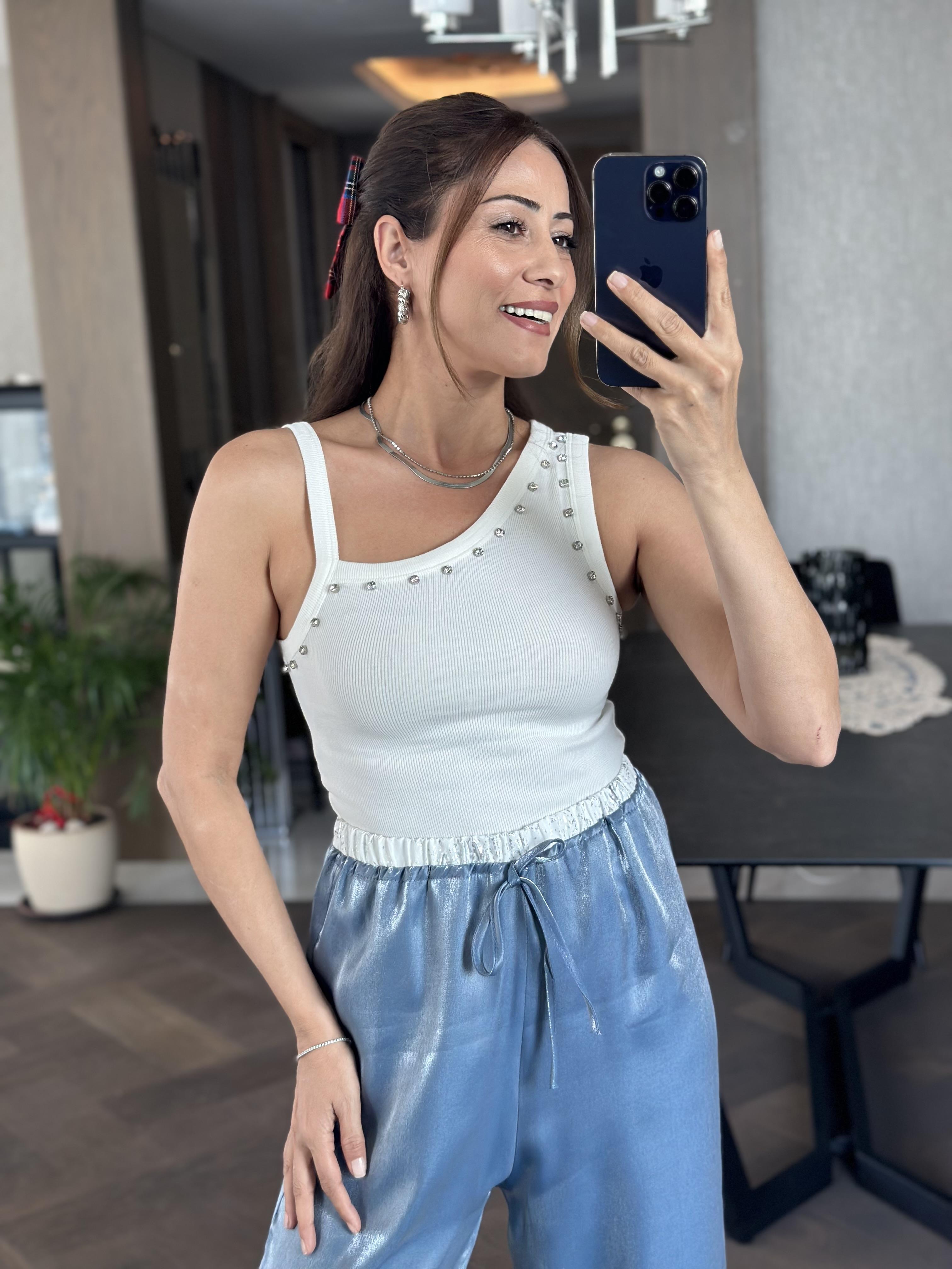 Beyaz Tek Omzu Kalın Biyeli Önü Taşlı Kadın Body