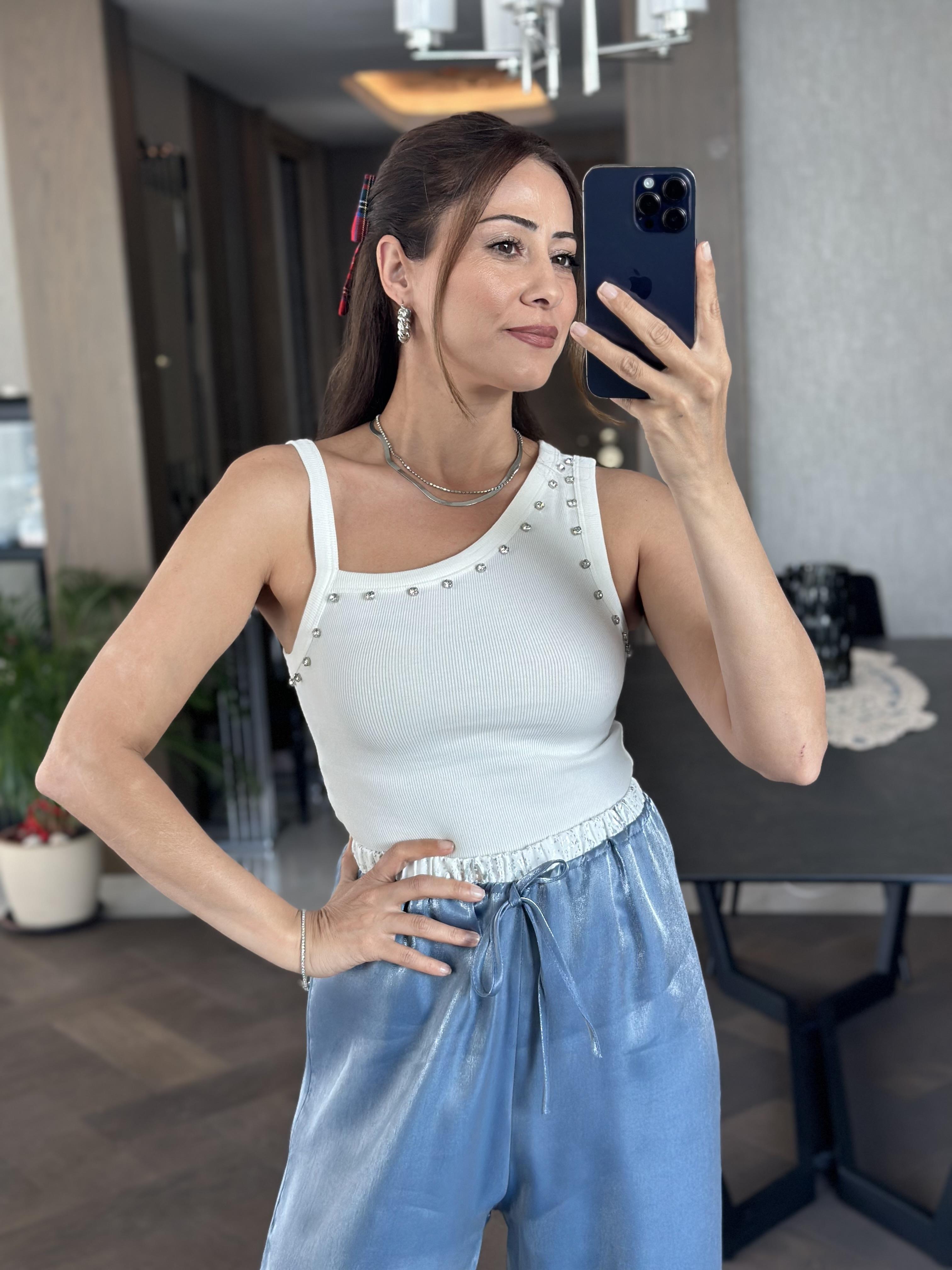 Beyaz Tek Omzu Kalın Biyeli Önü Taşlı Kadın Body