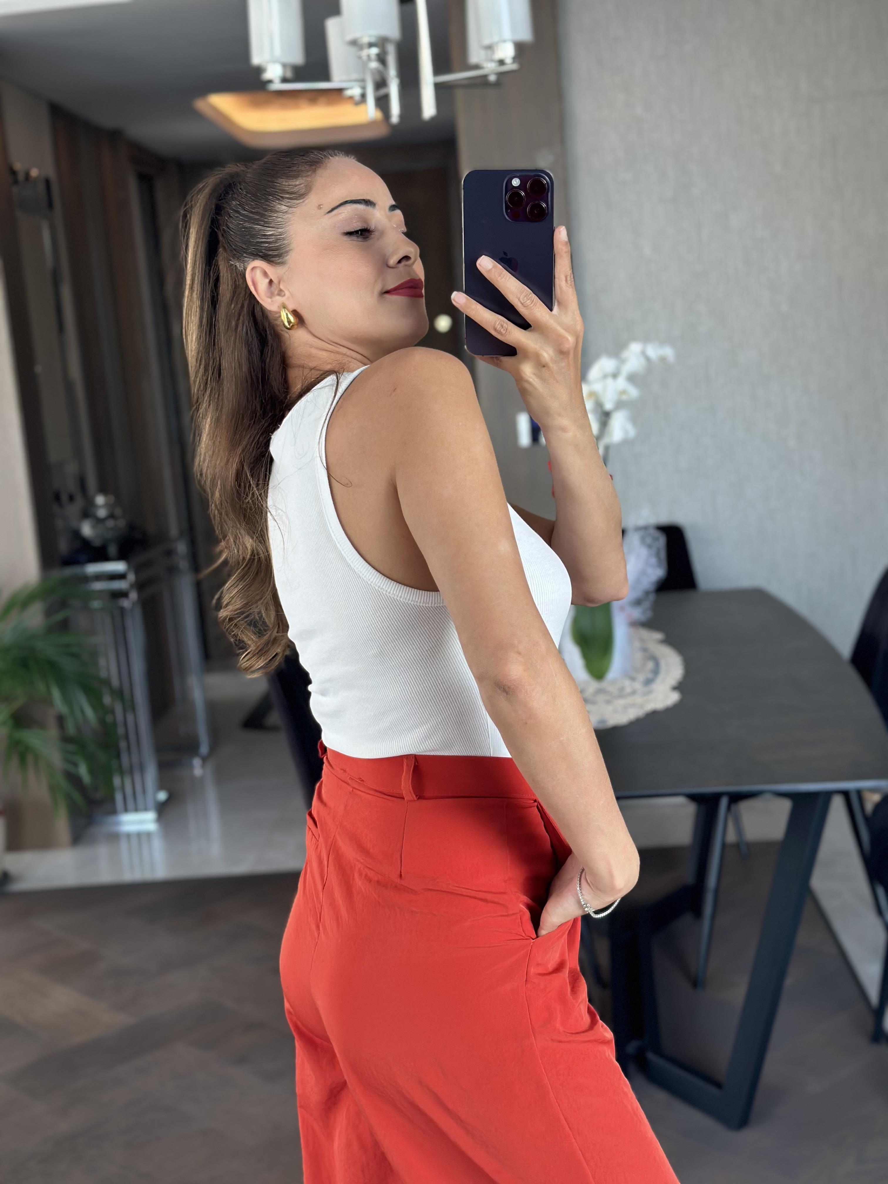 Beyaz U Yaka Sıfır Kol Fitilli Kaşkorse  Kadın Body