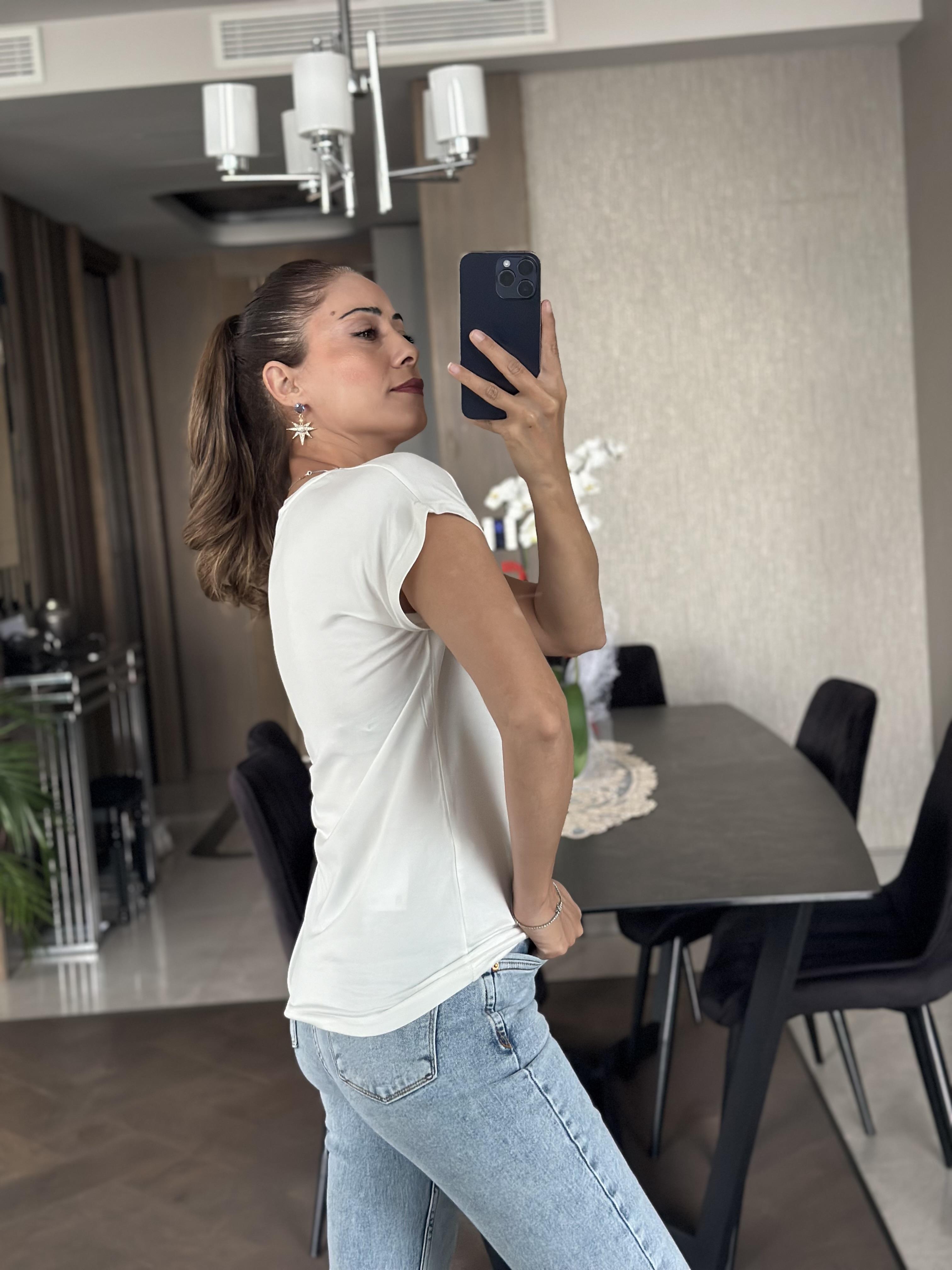 Beyaz V Yaka Kısa Yarasa Kol Basic Kadın T-Shirt