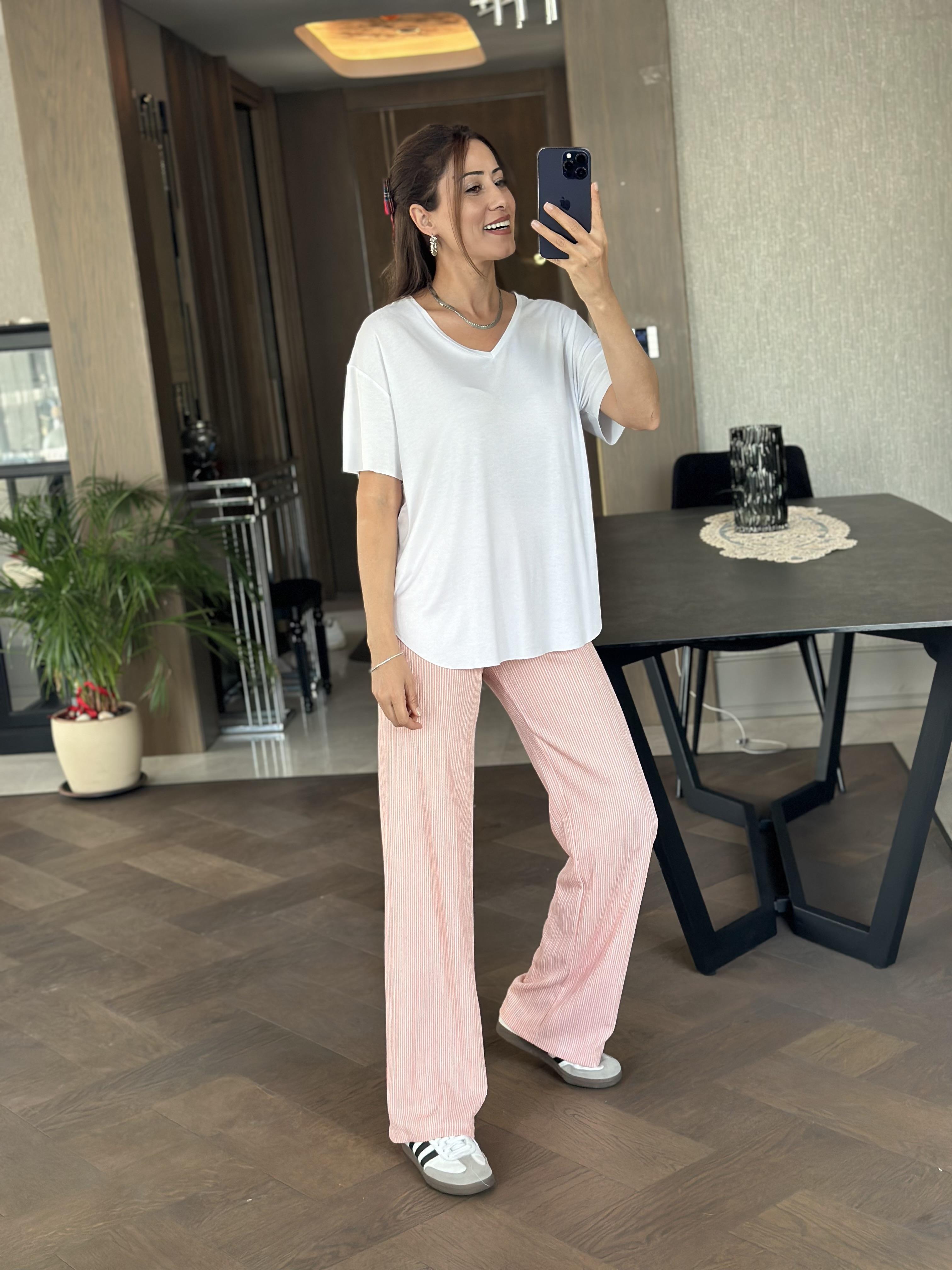 Beyaz V Yaka Oysh Model Eteği Oval Kesim Kadın T-Shirt