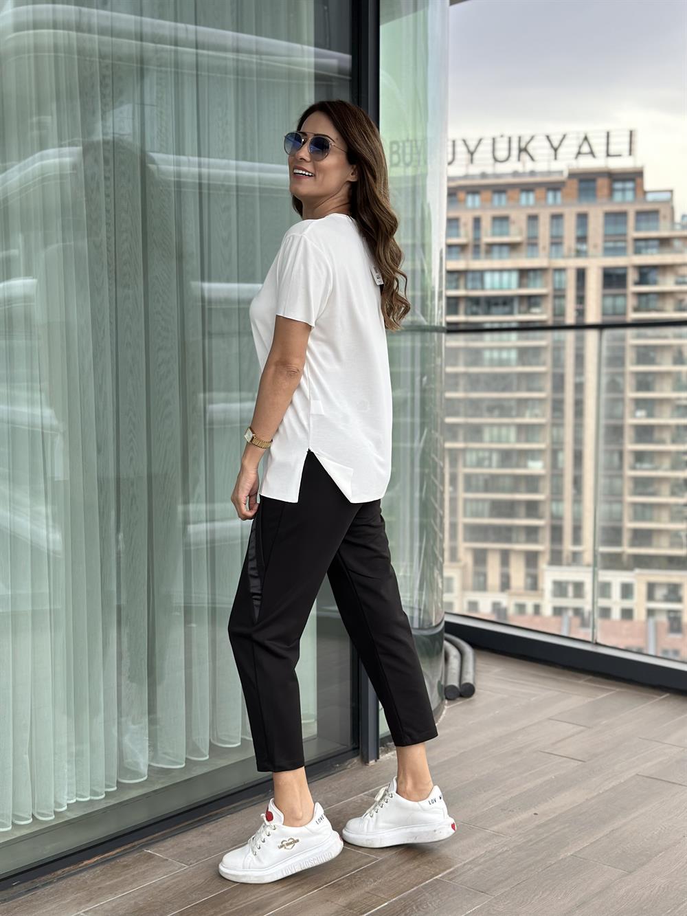 Beyaz V Yaka Yanları Yırtmaçlı Modal Kadın T-Shirt