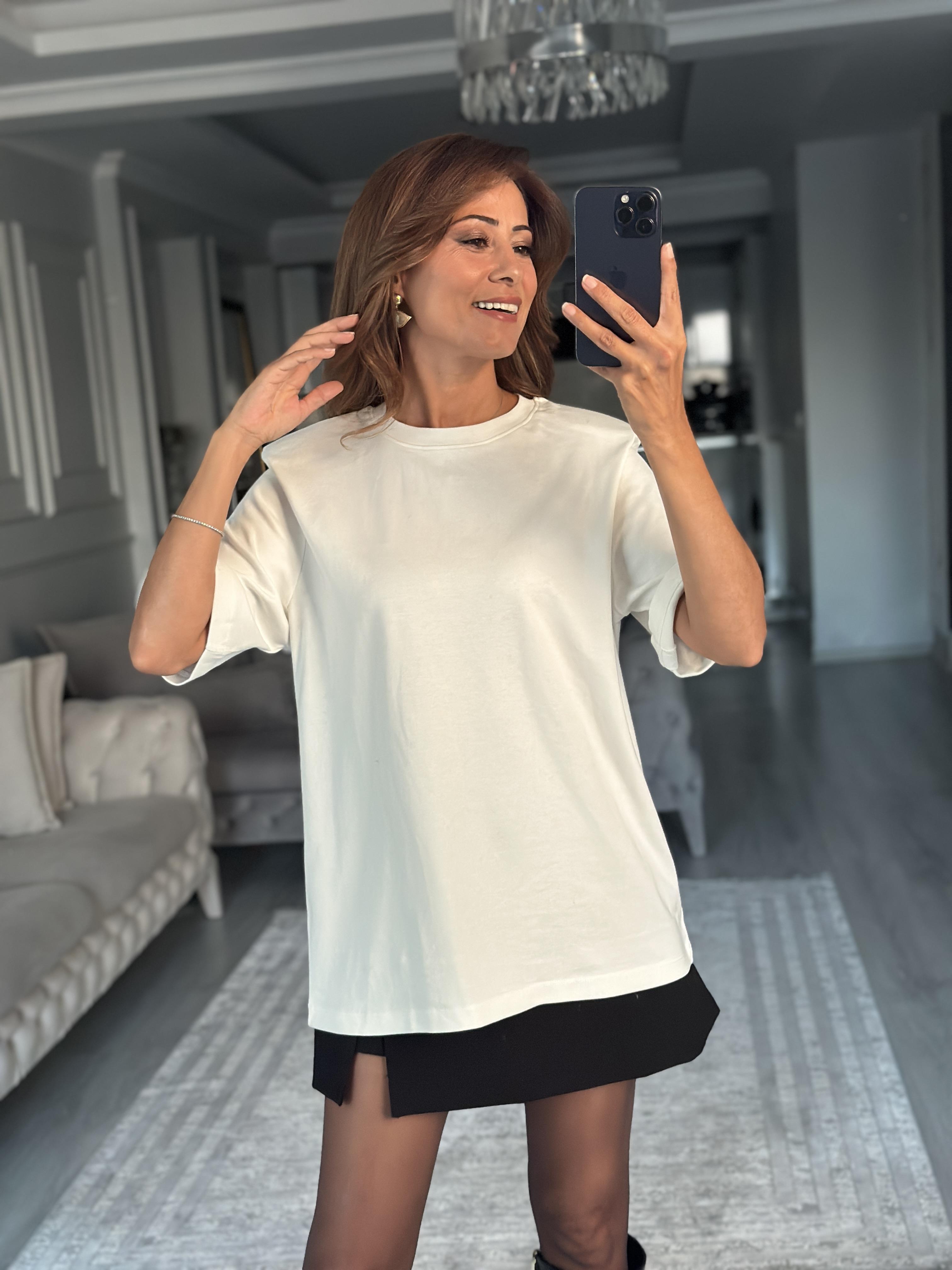 Beyaz Vatkalı Oversize Mass Model Bisiklet Yaka Kısa Kol Kadın T-Shirt