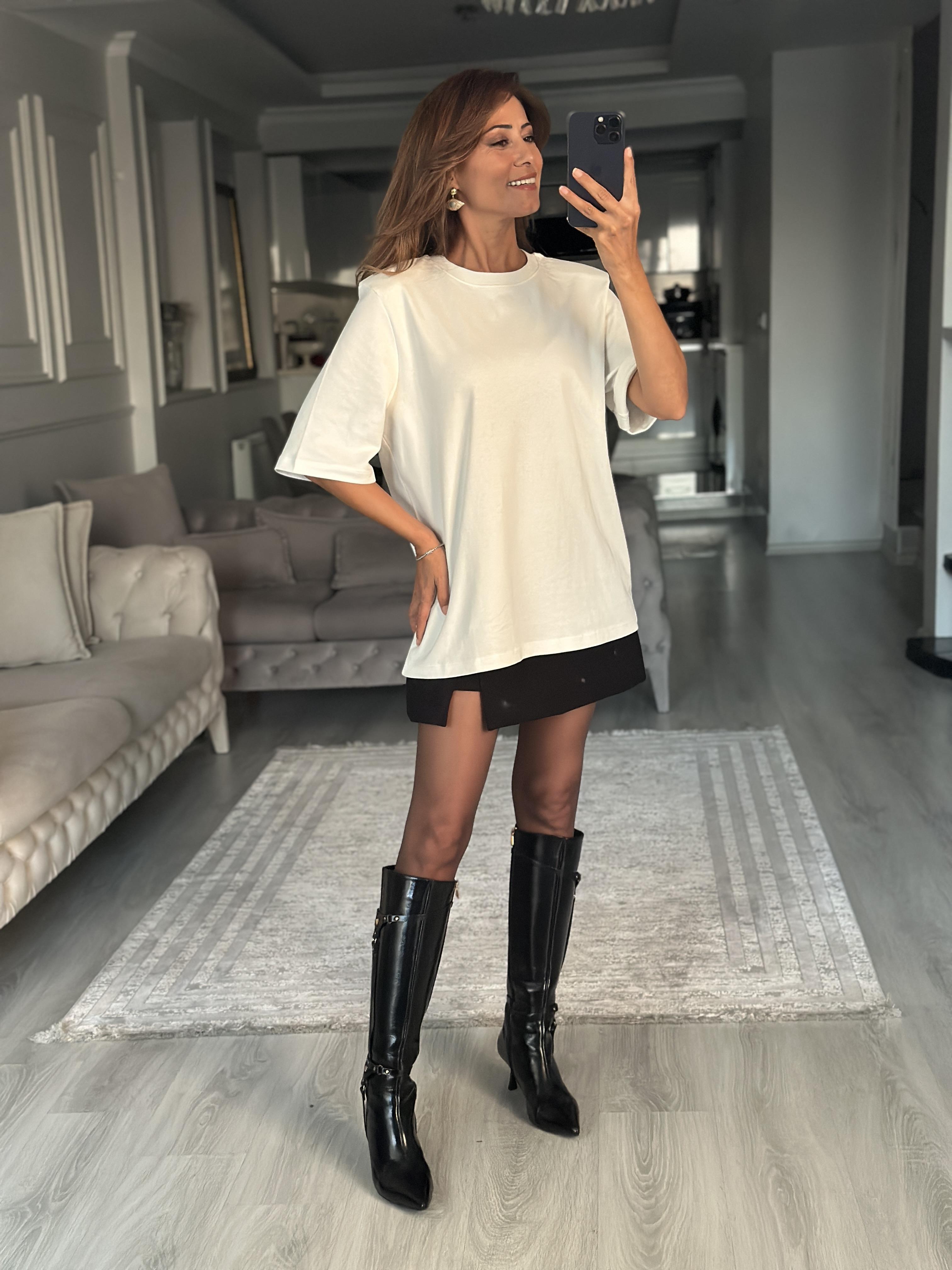 Beyaz Vatkalı Oversize Mass Model Bisiklet Yaka Kısa Kol Kadın T-Shirt