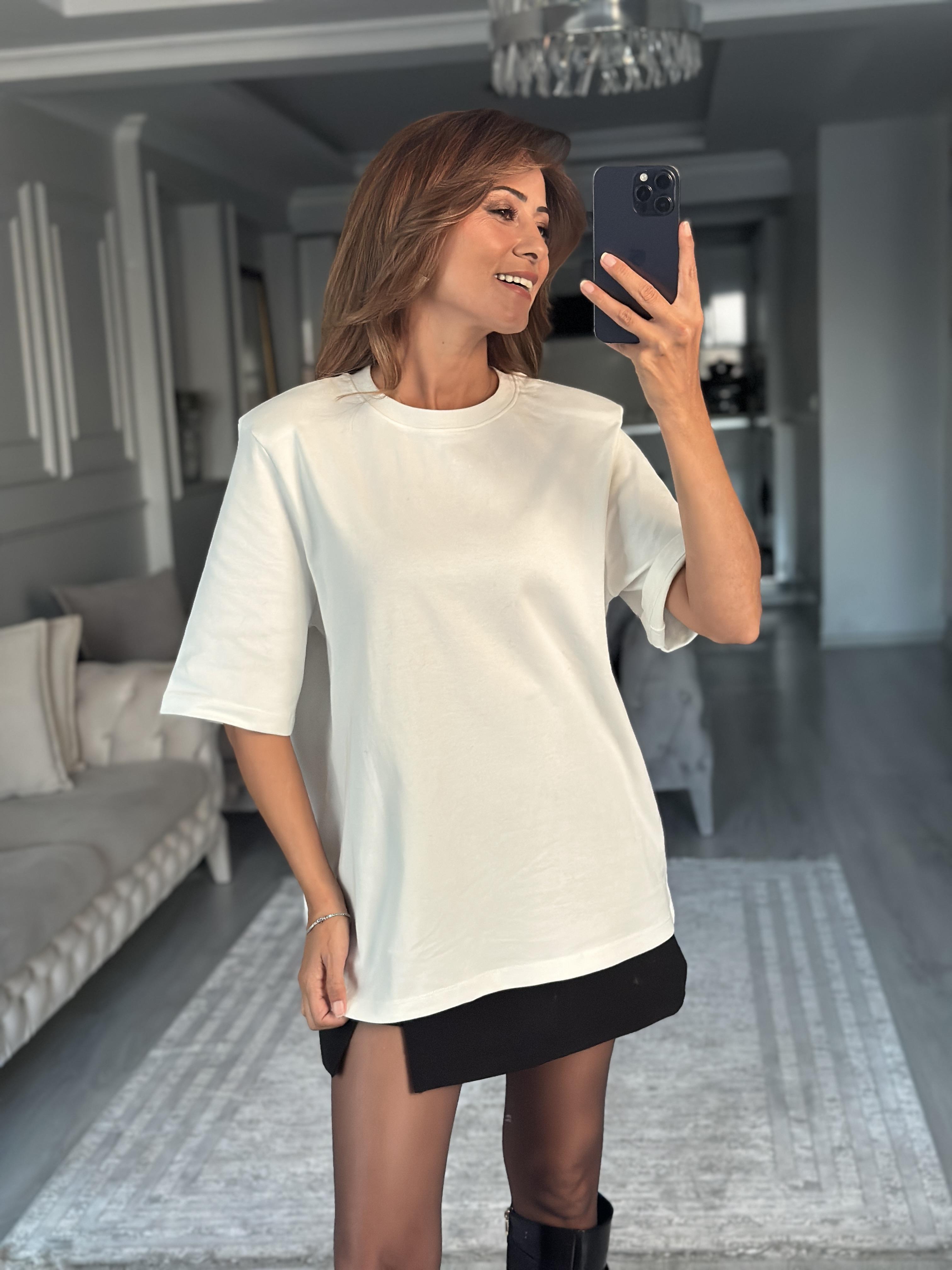 Beyaz Vatkalı Oversize Mass Model Bisiklet Yaka Kısa Kol Kadın T-Shirt