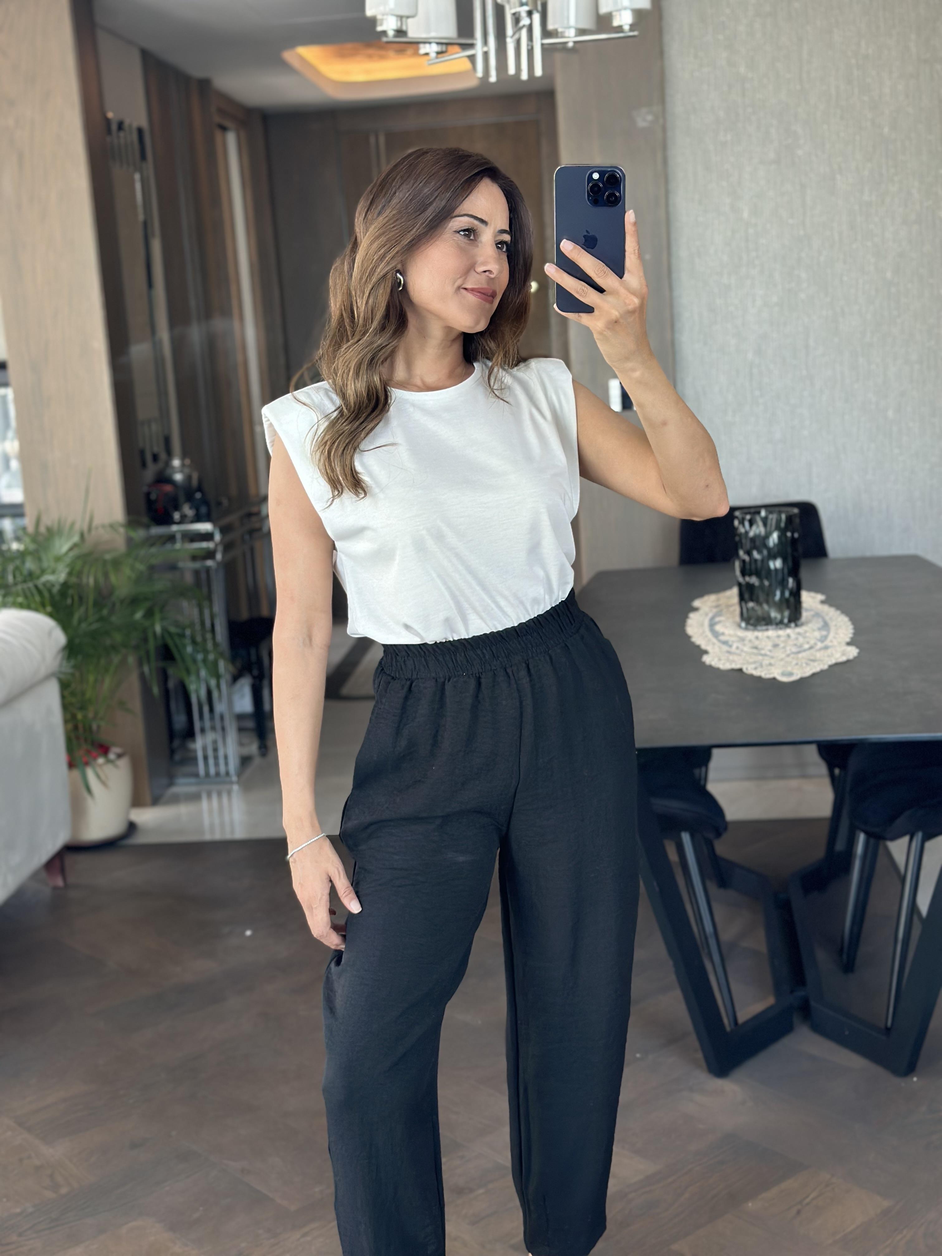 Beyaz Vatkalı Sıfır Kol Bisiklet Yaka Kadın T-Shirt