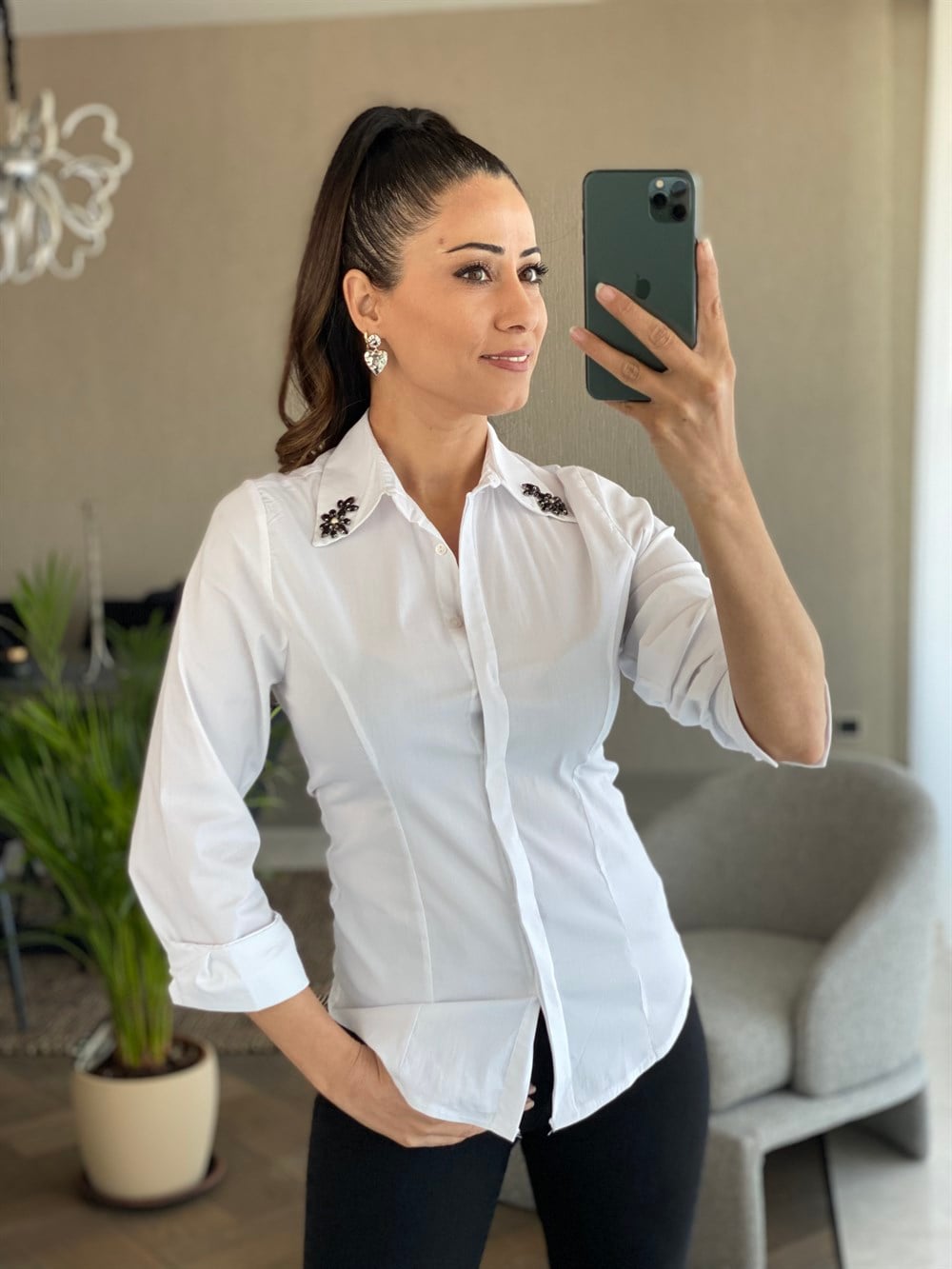 Beyaz Yakası Boncuk İşlemeli Likralı Poplin Gömlek