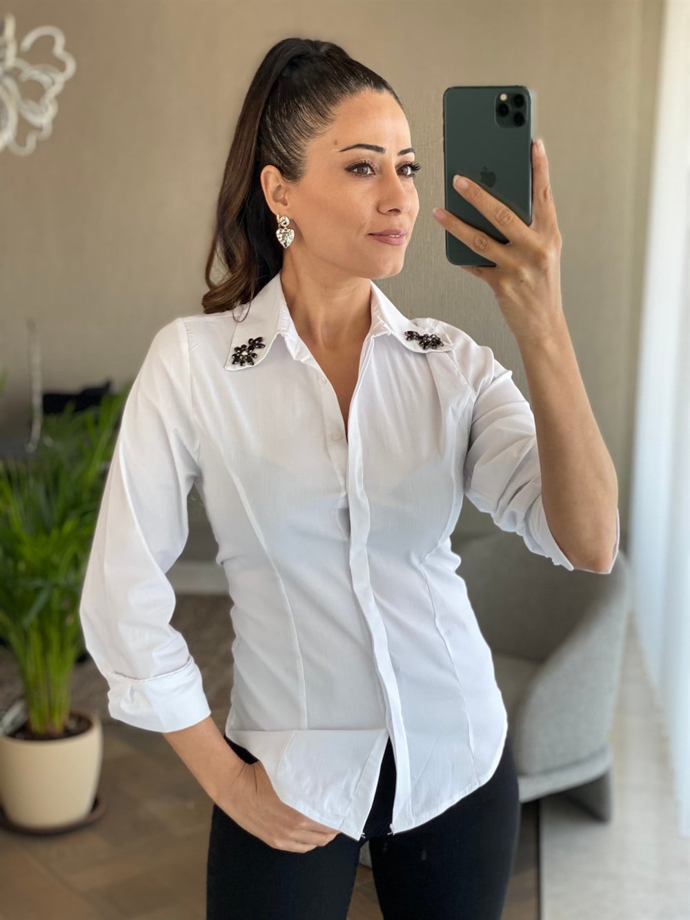 Beyaz Yakası Boncuk İşlemeli Likralı Poplin Gömlek