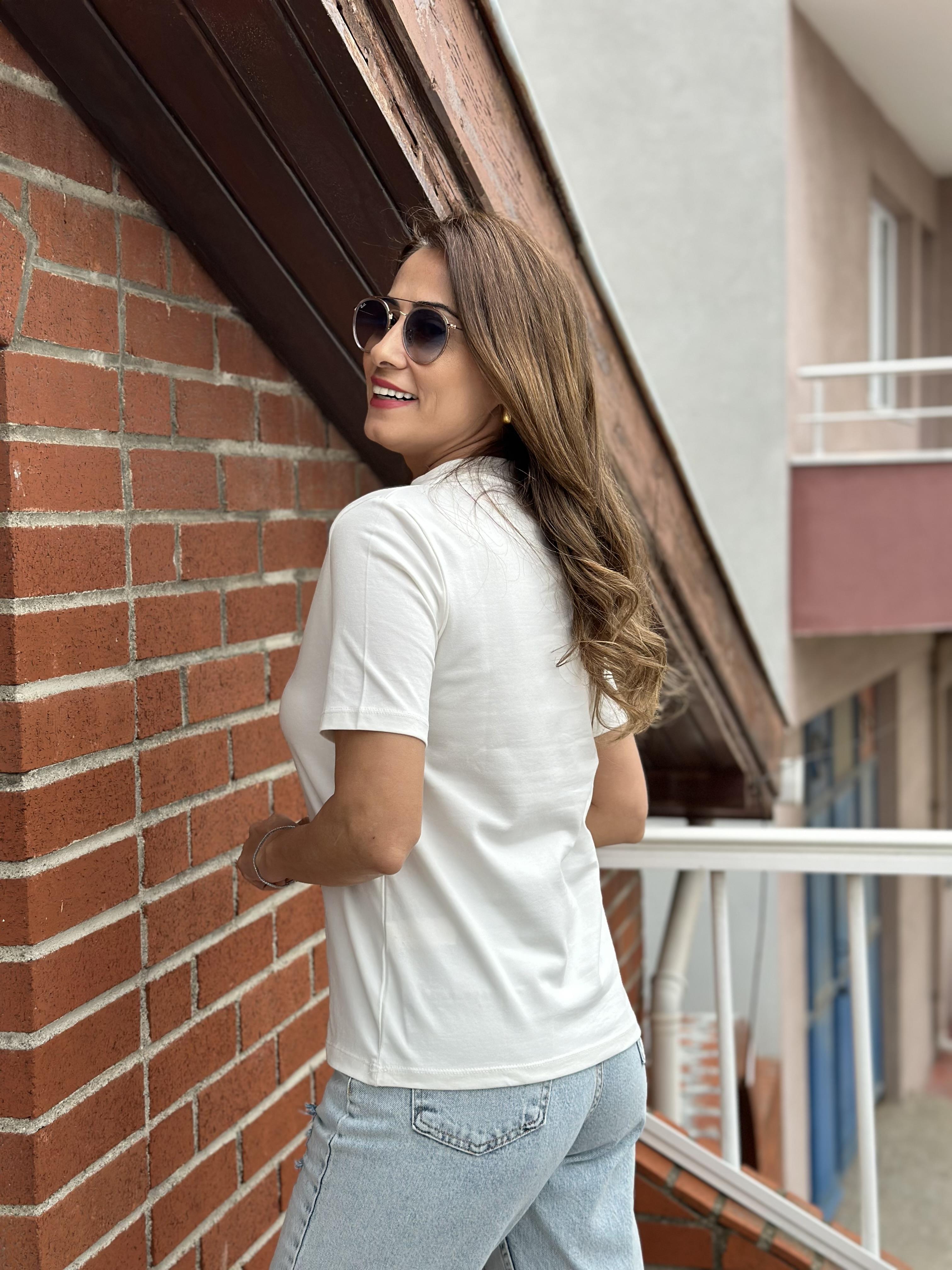 Beyaz Yakası Geniş Ribanalı Basic Kadın T-Shirt