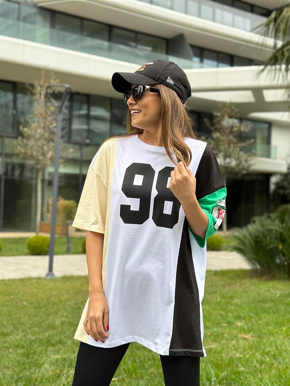 Beyaz Yanları Sarı Siyah 98 Baskılı Bisiklet Yaka Kadın T-Shirt