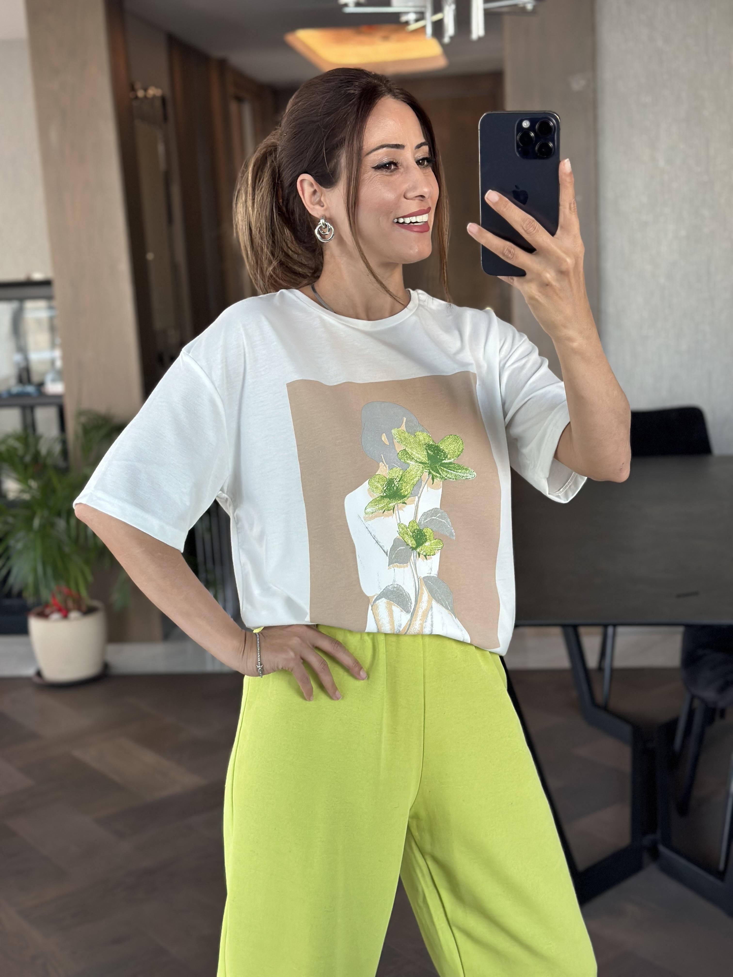 Beyaz Yeşil Çiçek Baskılı Bisiklet Yaka Kadın T-Shirt