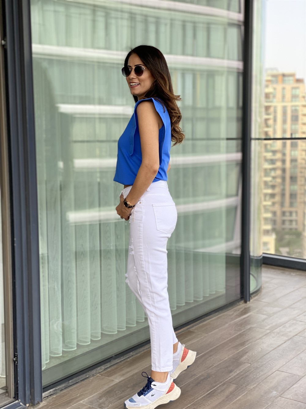 Beyaz Yırtık Detaylı Likralı Mom Jean