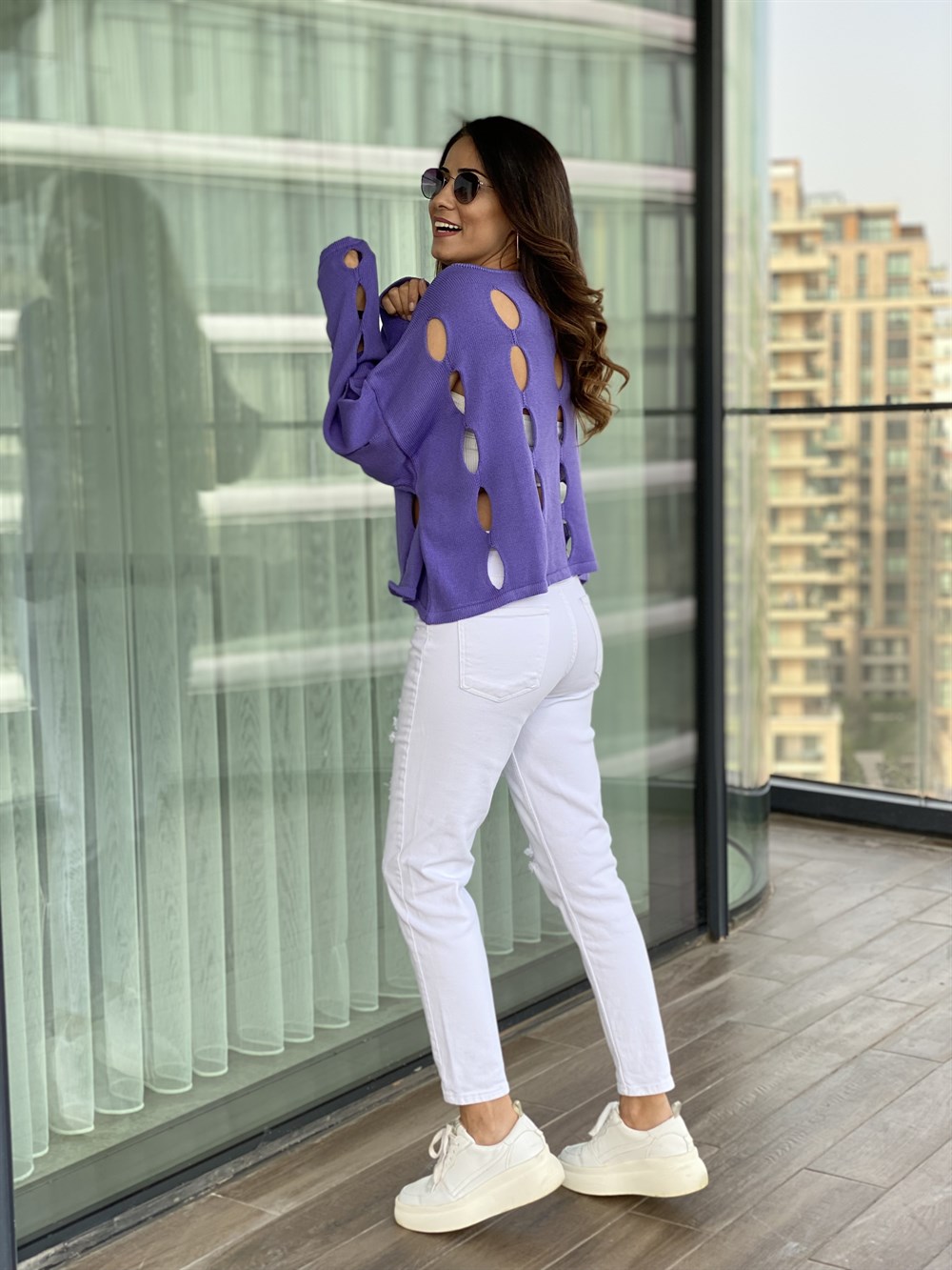 Beyaz Yırtık Detaylı Likralı Mom Jean