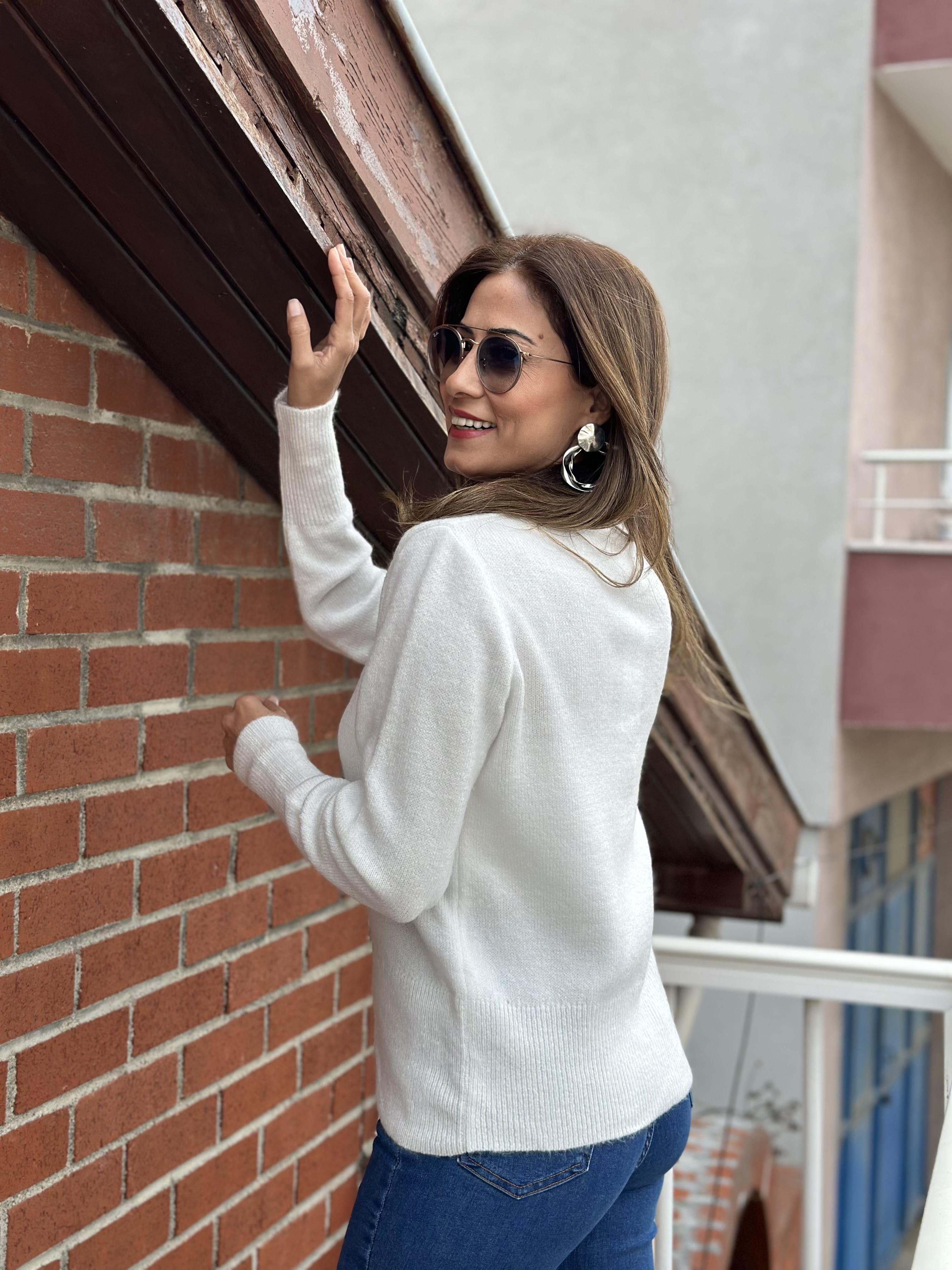 Beyaz Yumuşak Dokulu Taş Düğmeli Kadın Triko Hırka