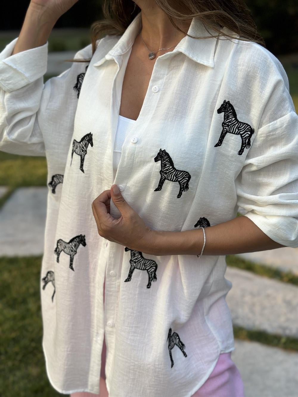 Beyaz Zebra Nakışlı Keten Aerobin Kadın Gömlek