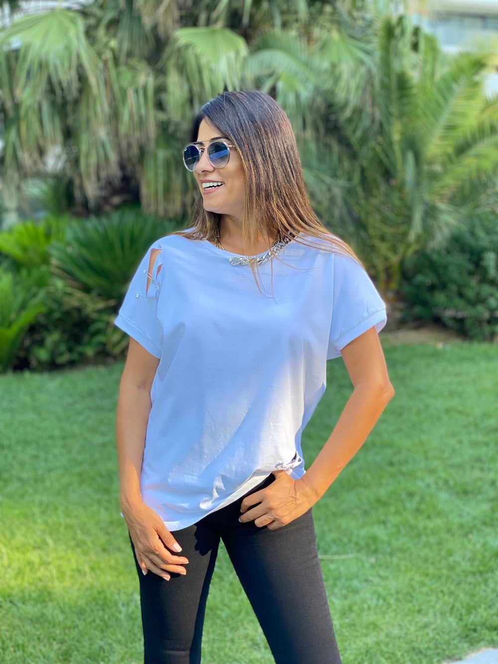 Beyaz Zincir Detay Yırtıklı Kadın T-Shirt