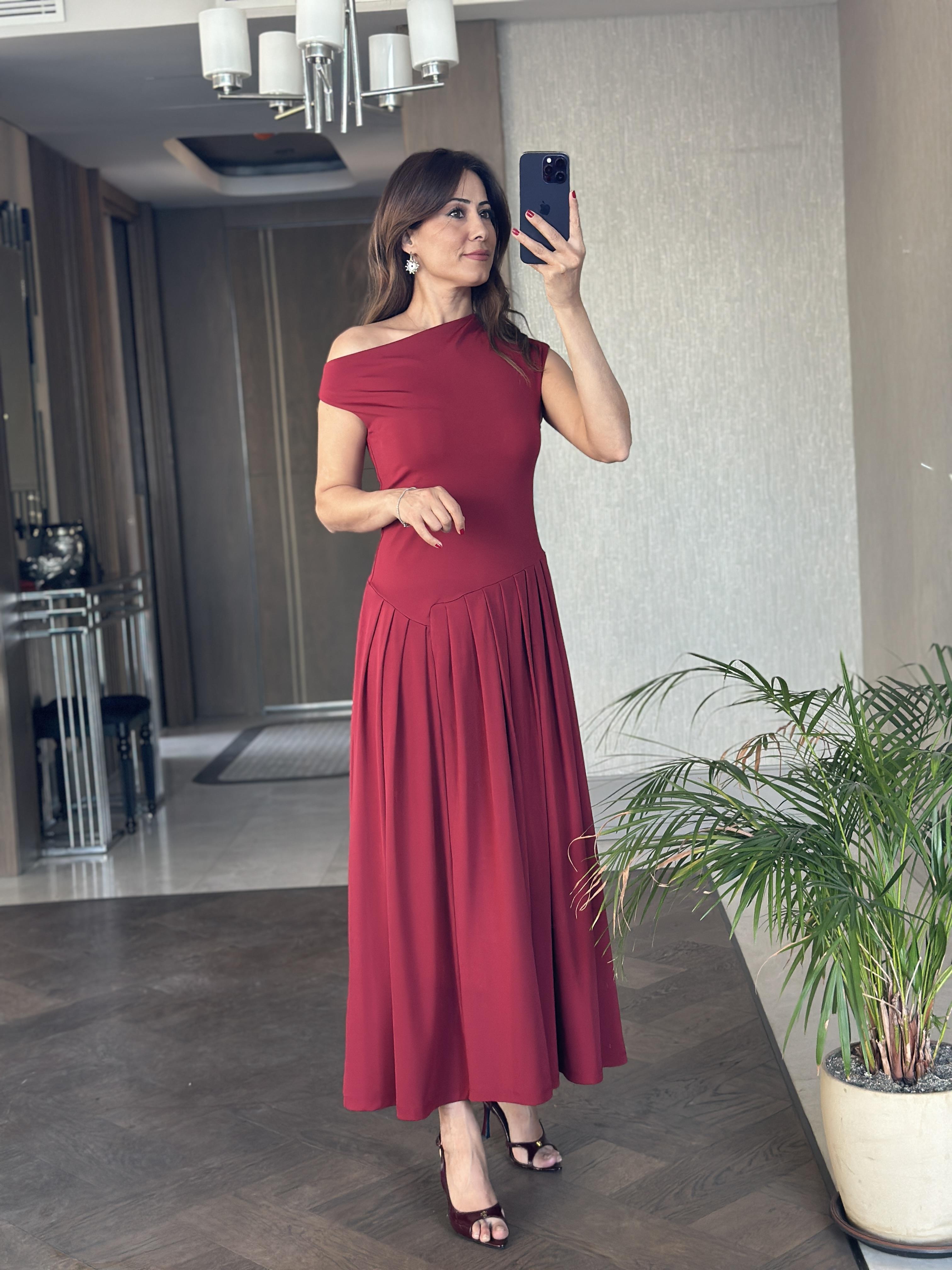 Bordo Düşük Kol Asimetrik Yaka Kadın Midi Boy Elbise