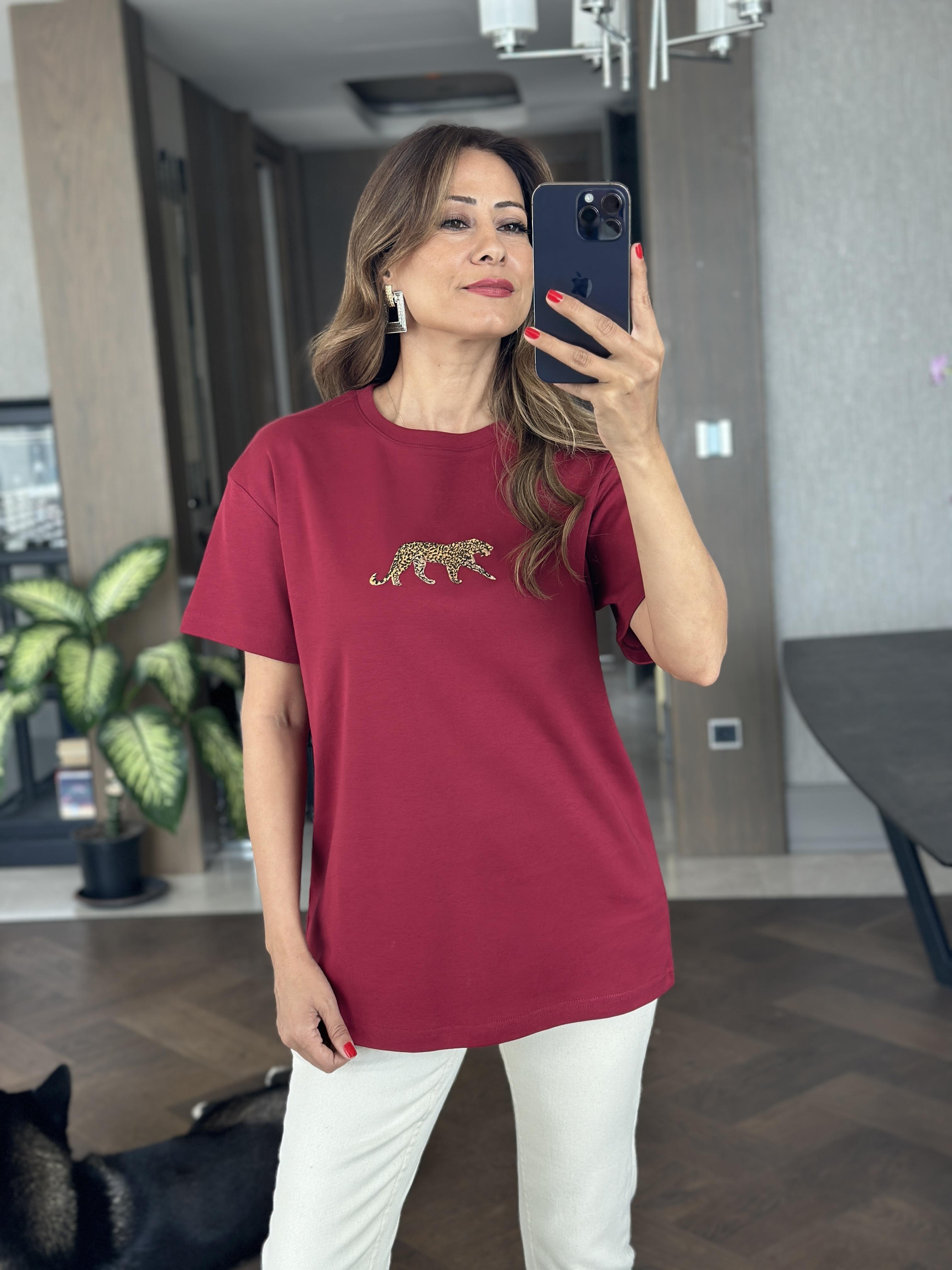 Bordo Önü Kaplan Nakışlı Bisiklet Yaka  Kadın T-Shirt