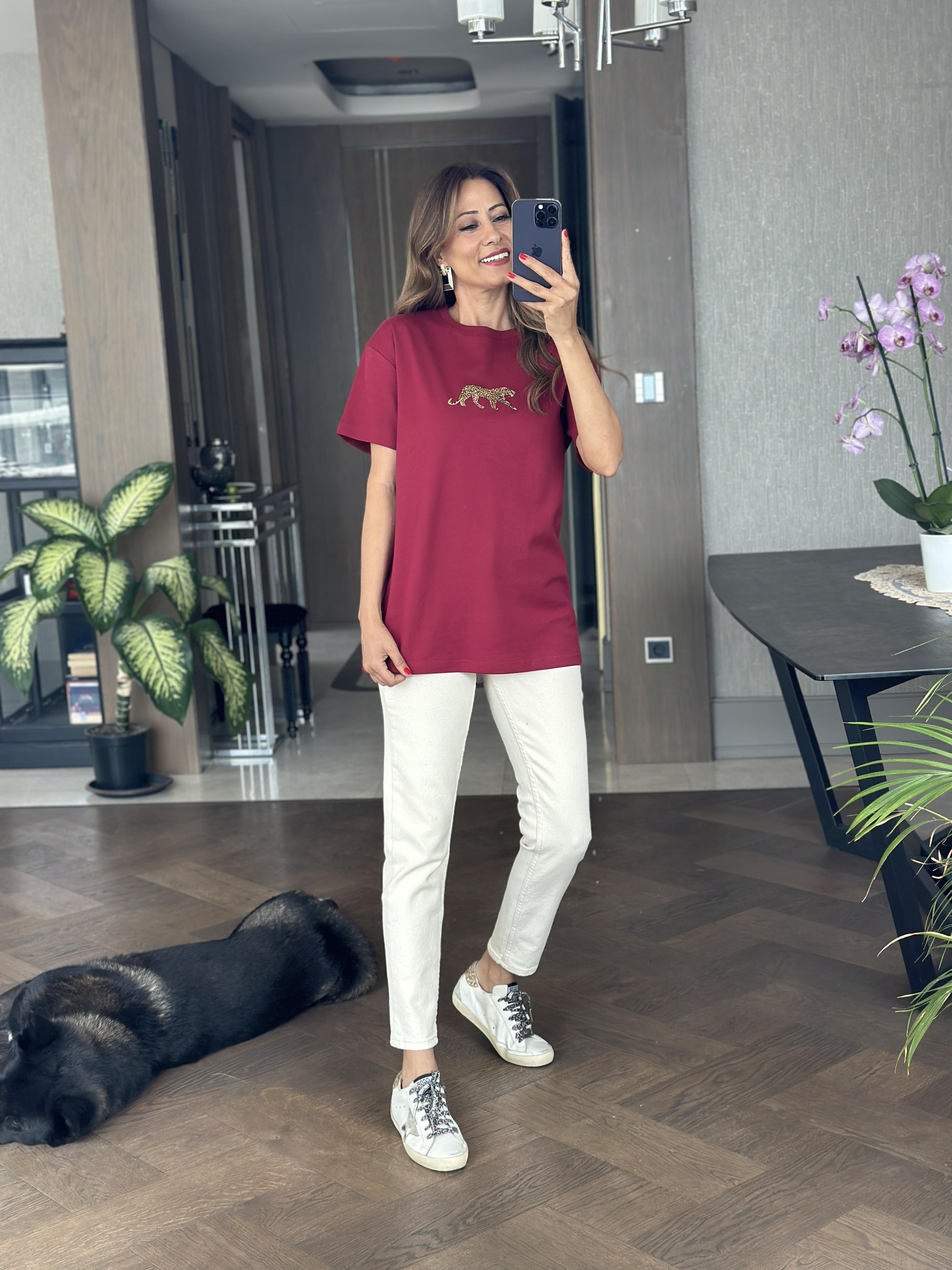 Bordo Önü Kaplan Nakışlı Bisiklet Yaka  Kadın T-Shirt