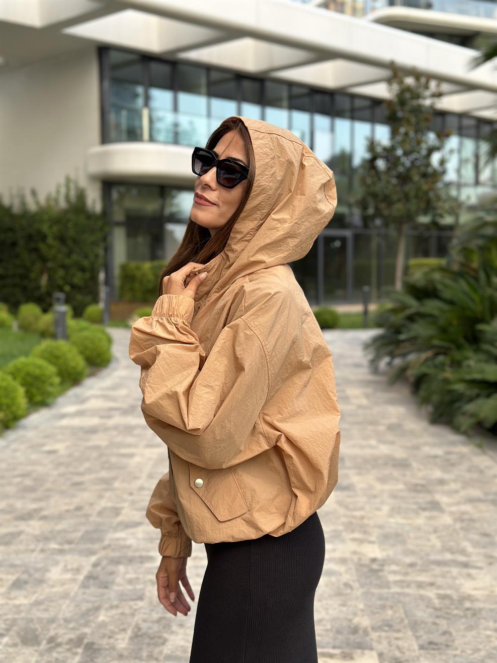 Camel Kapüşonlu Beli Ayarlanabilir Lastikli Fermuarlı Paraşüt Kadın Trençkot